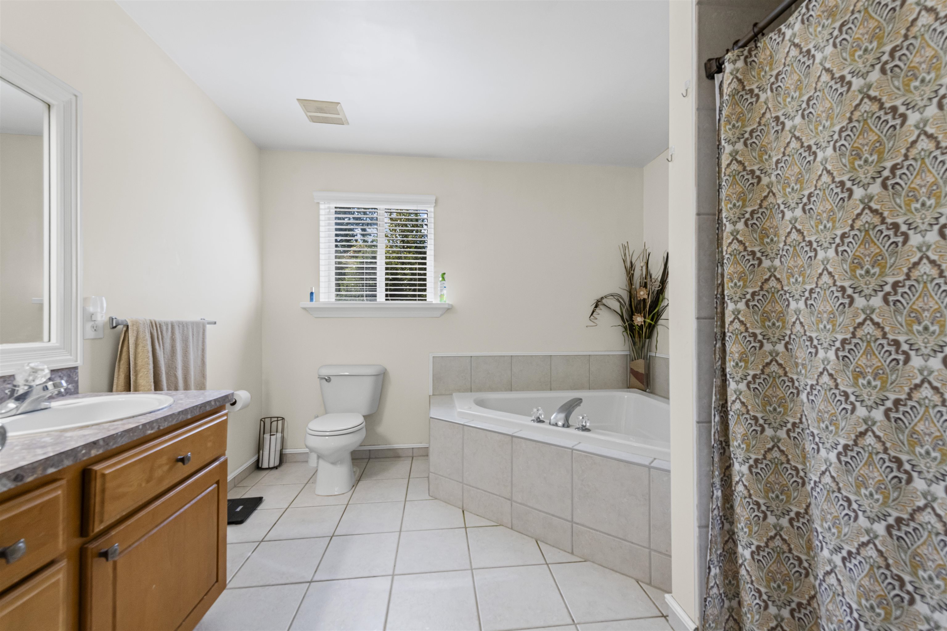 Clinton Township, Michigan 48036, United States, 3 Bedrooms Bedrooms, ,3 BathroomsBathrooms,Residential,Pending,210342