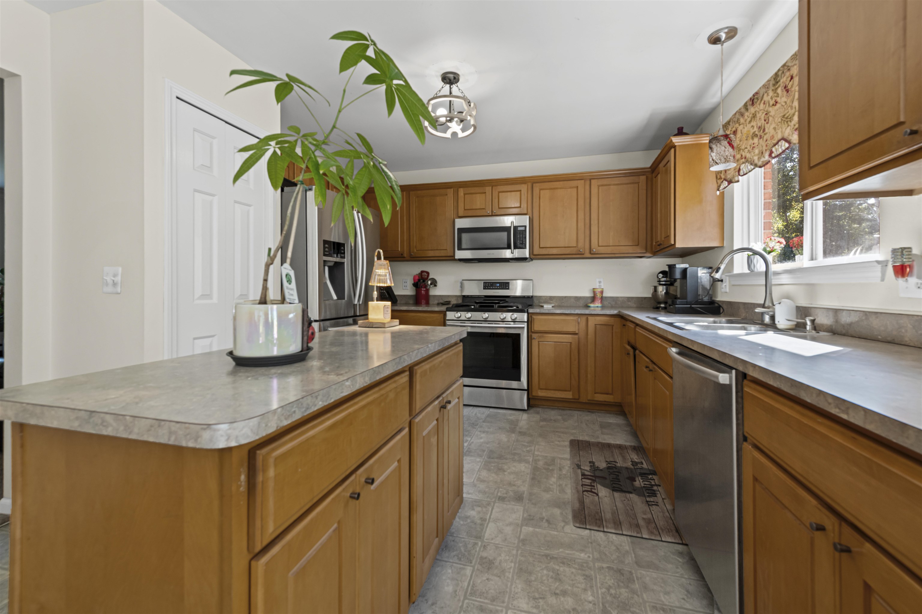 Clinton Township, Michigan 48036, United States, 3 Bedrooms Bedrooms, ,3 BathroomsBathrooms,Residential,Pending,210342