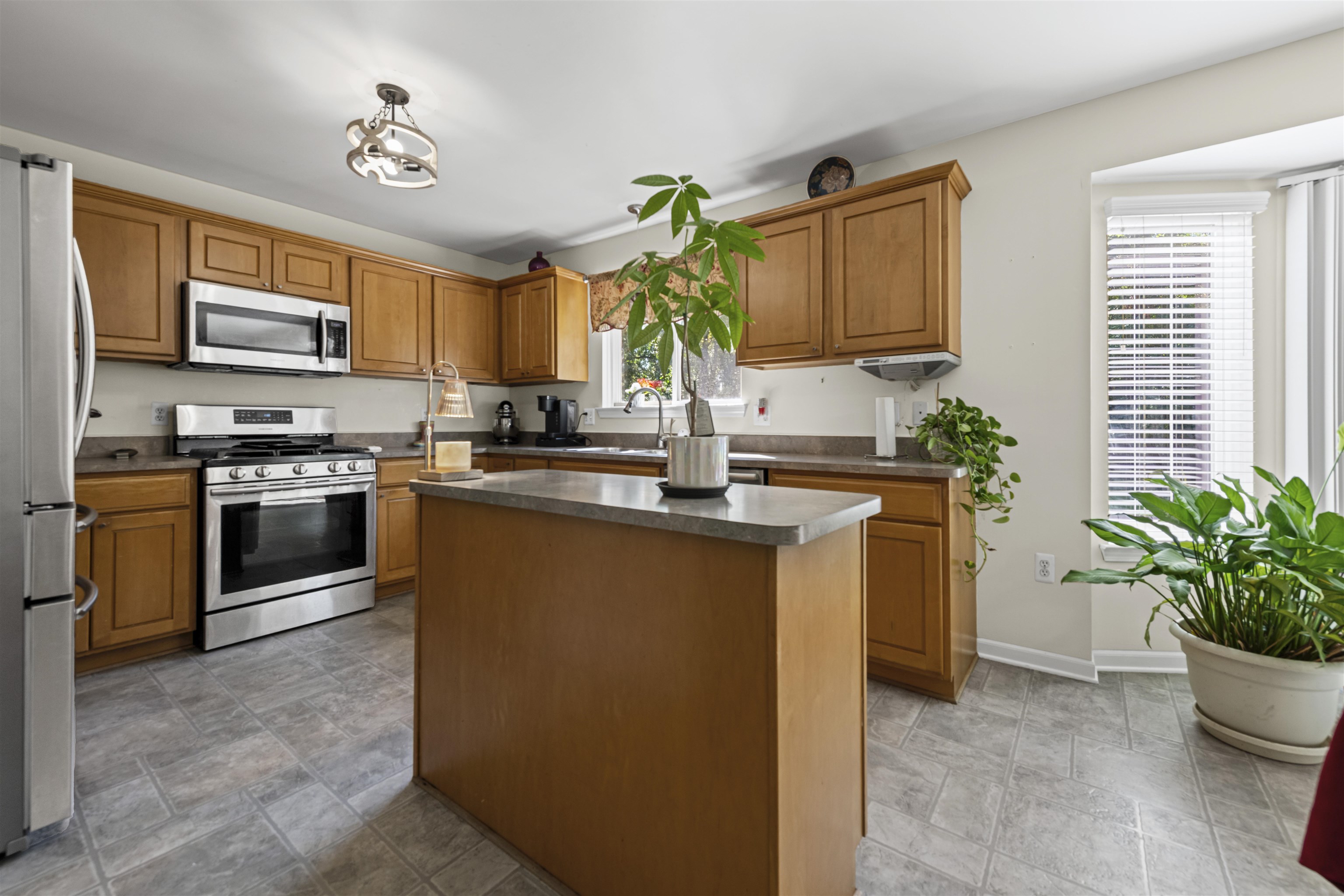 Clinton Township, Michigan 48036, United States, 3 Bedrooms Bedrooms, ,3 BathroomsBathrooms,Residential,Pending,210342