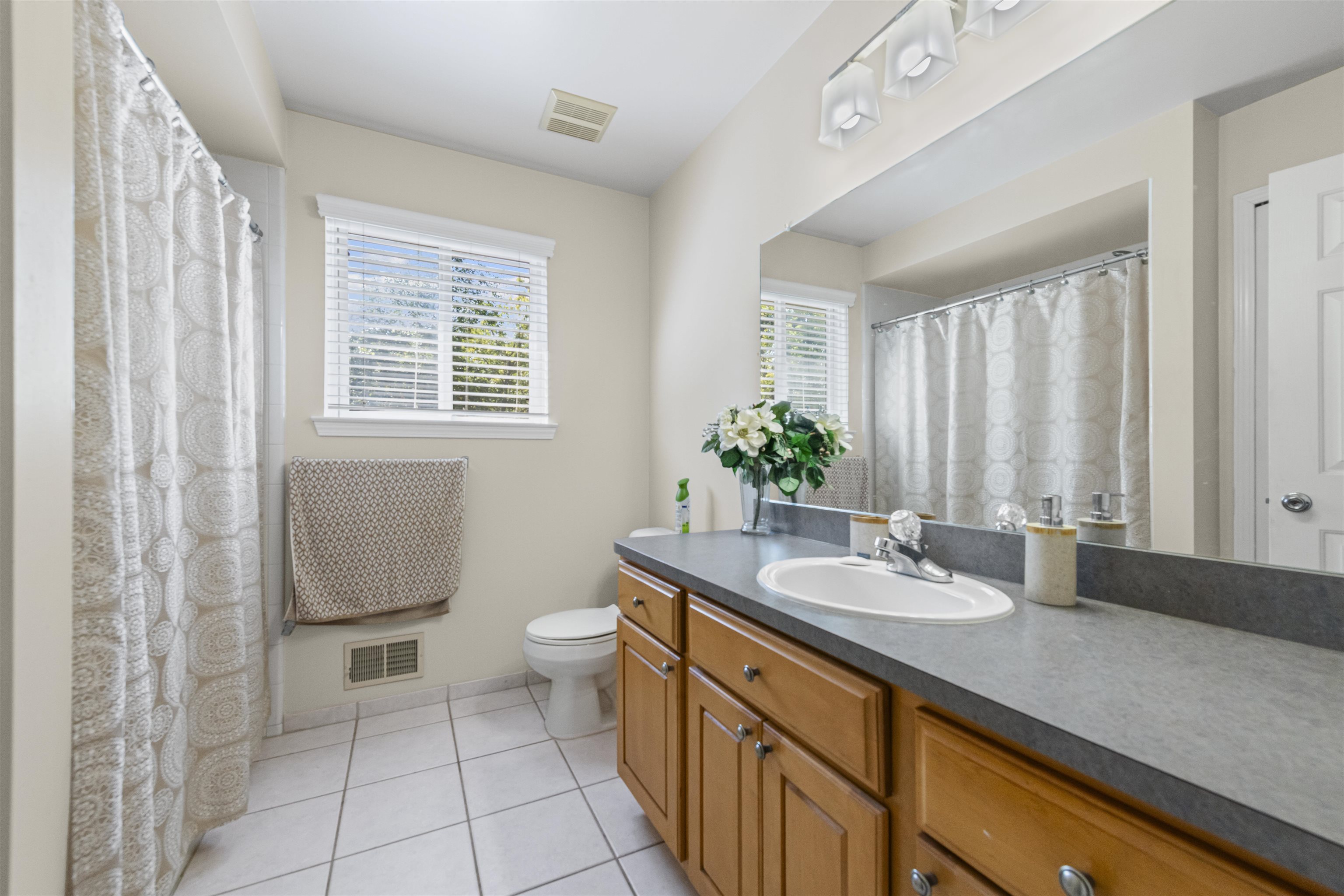 Clinton Township, Michigan 48036, United States, 3 Bedrooms Bedrooms, ,3 BathroomsBathrooms,Residential,Pending,210342