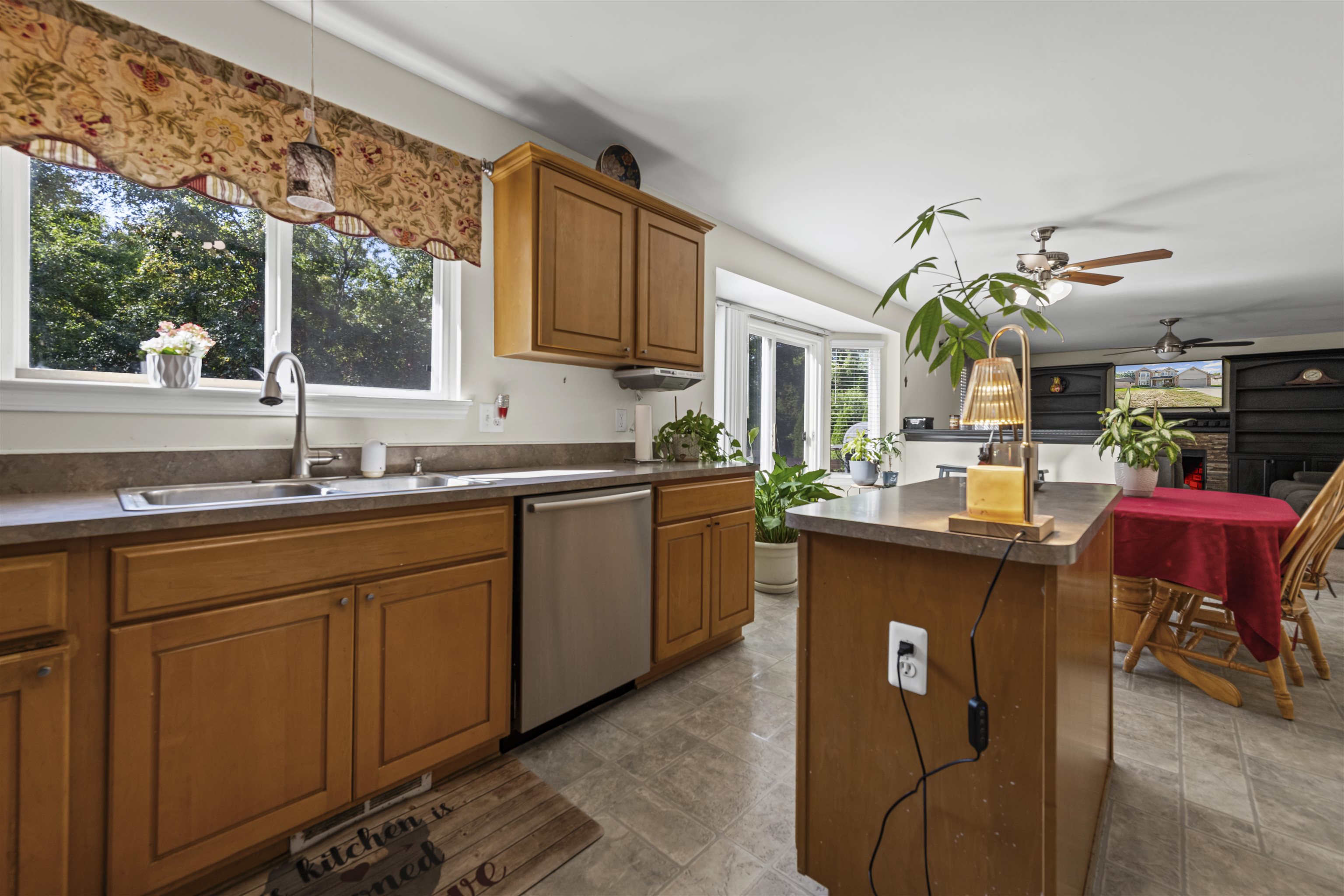 Clinton Township, Michigan 48036, United States, 3 Bedrooms Bedrooms, ,3 BathroomsBathrooms,Residential,Pending,210342