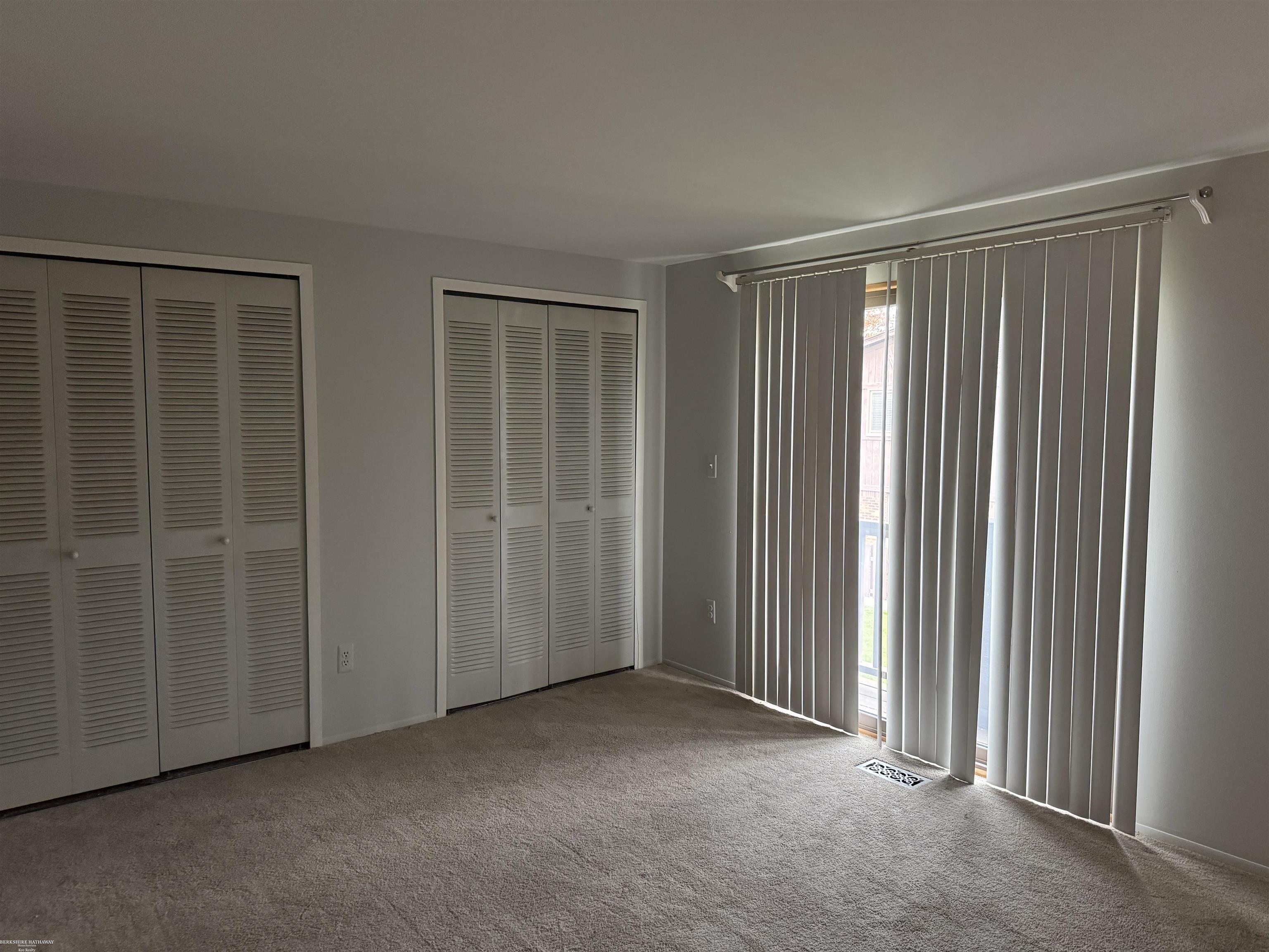 Sterling Heights, Michigan 48312, United States, 2 Bedrooms Bedrooms, ,2 BathroomsBathrooms,Residential,Pending,250651