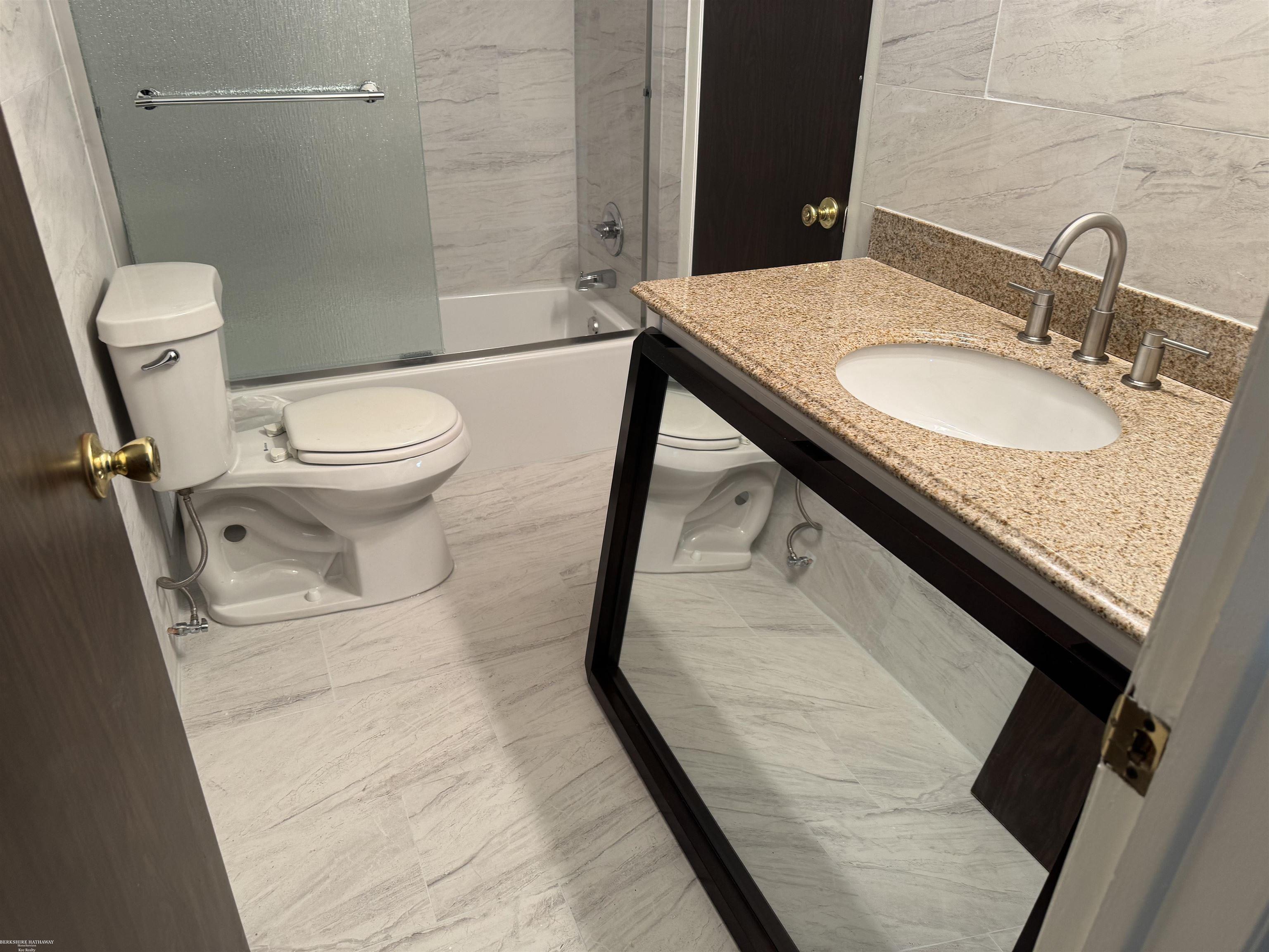 Sterling Heights, Michigan 48312, United States, 2 Bedrooms Bedrooms, ,2 BathroomsBathrooms,Residential,Pending,250651