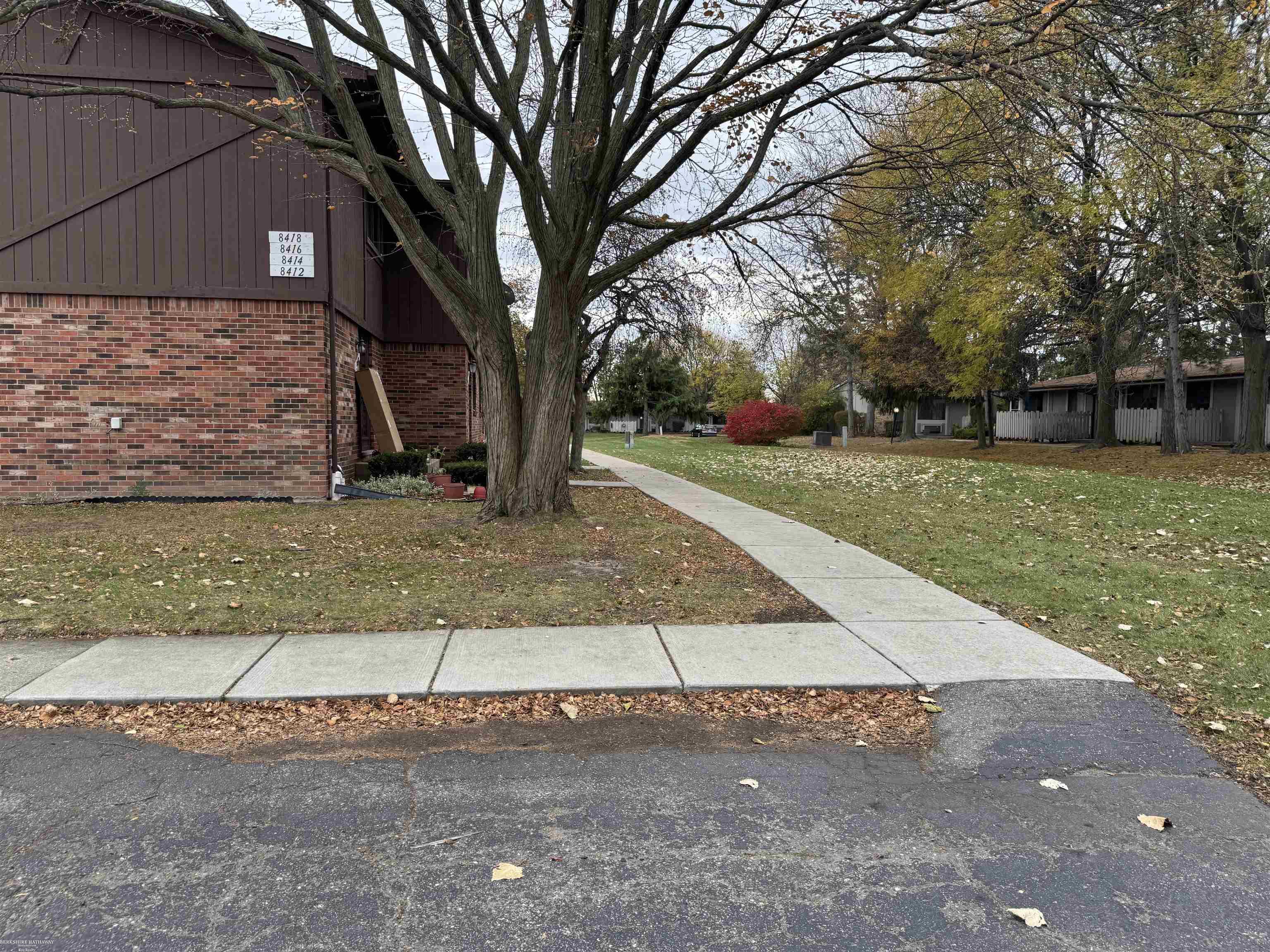Sterling Heights, Michigan 48312, United States, 2 Bedrooms Bedrooms, ,2 BathroomsBathrooms,Residential,Pending,250651
