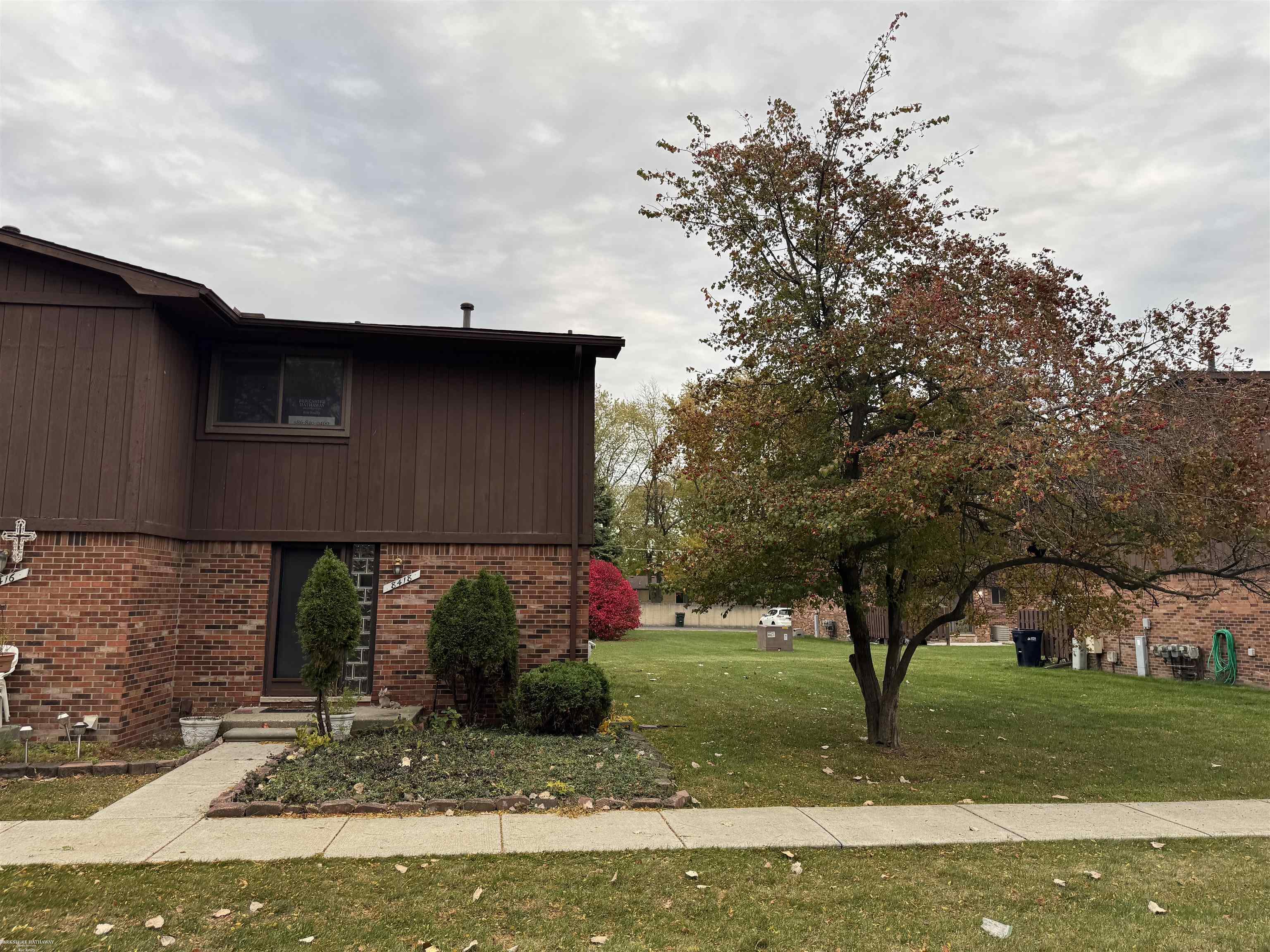 Sterling Heights, Michigan 48312, United States, 2 Bedrooms Bedrooms, ,2 BathroomsBathrooms,Residential,Pending,250651