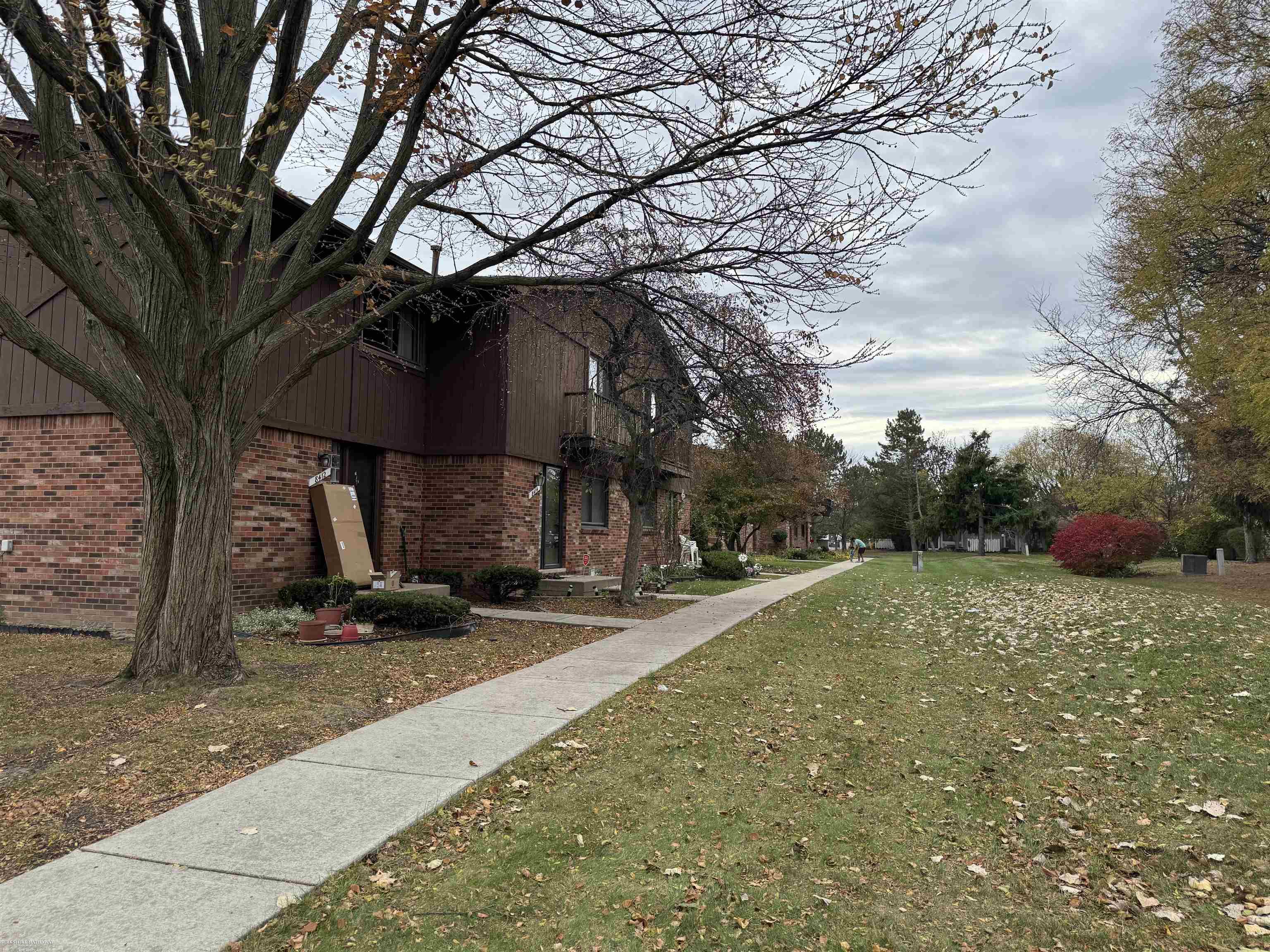 Sterling Heights, Michigan 48312, United States, 2 Bedrooms Bedrooms, ,2 BathroomsBathrooms,Residential,Pending,250651