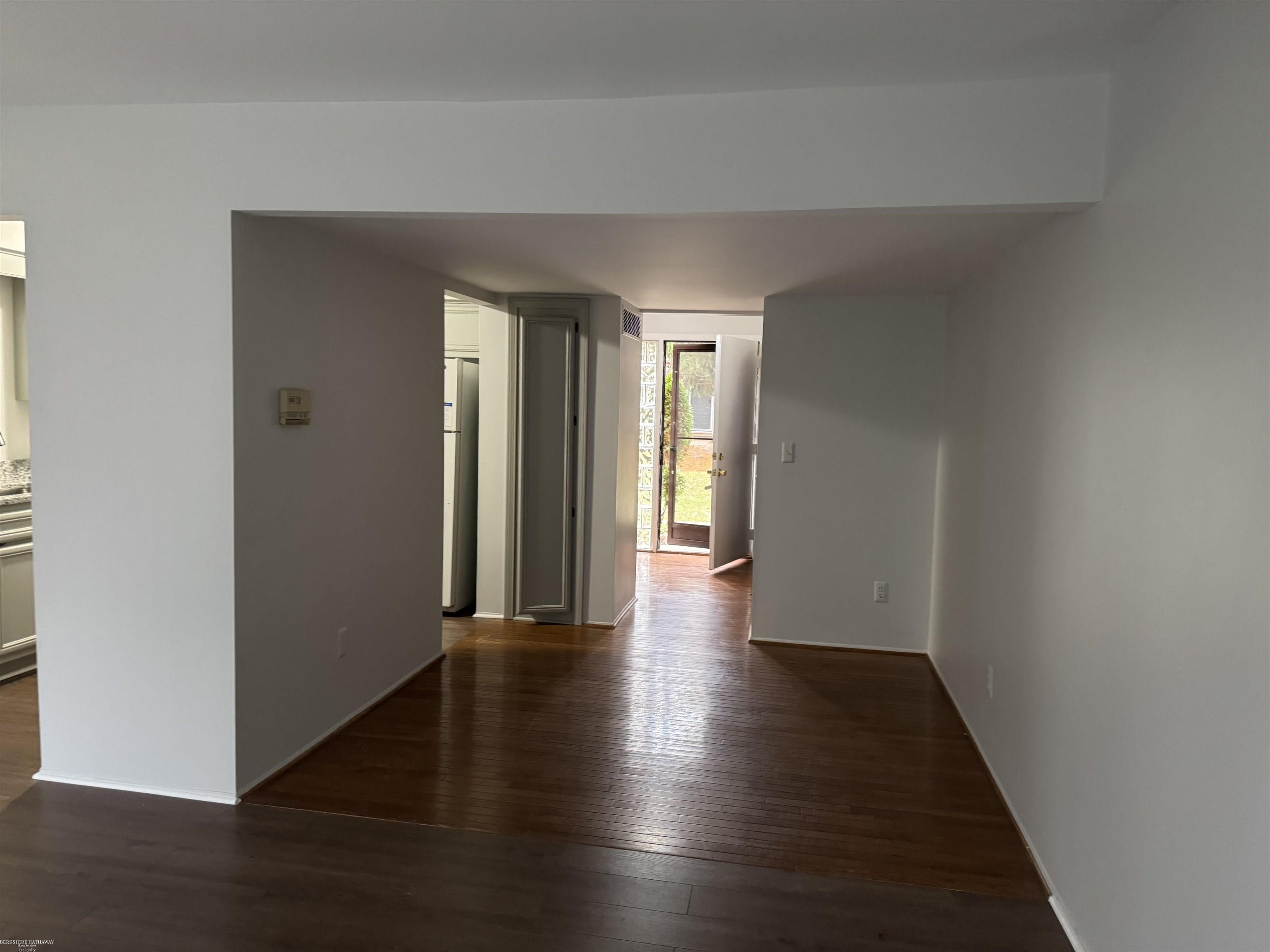 Sterling Heights, Michigan 48312, United States, 2 Bedrooms Bedrooms, ,2 BathroomsBathrooms,Residential,Pending,250651