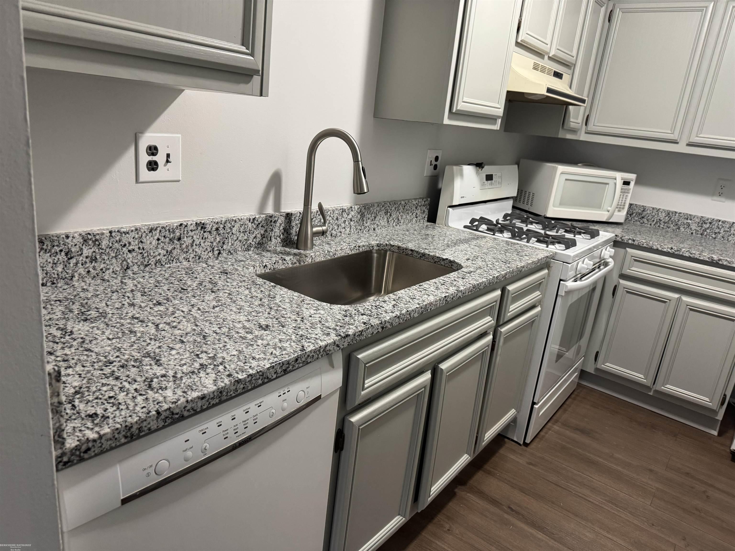 Sterling Heights, Michigan 48312, United States, 2 Bedrooms Bedrooms, ,2 BathroomsBathrooms,Residential,Pending,250651