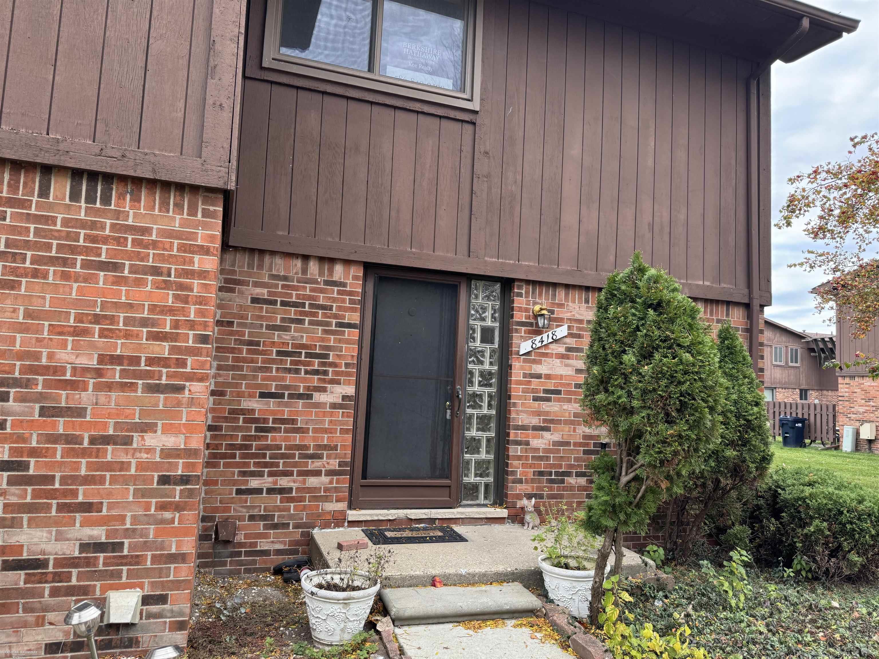 Sterling Heights, Michigan 48312, United States, 2 Bedrooms Bedrooms, ,2 BathroomsBathrooms,Residential,Pending,250651