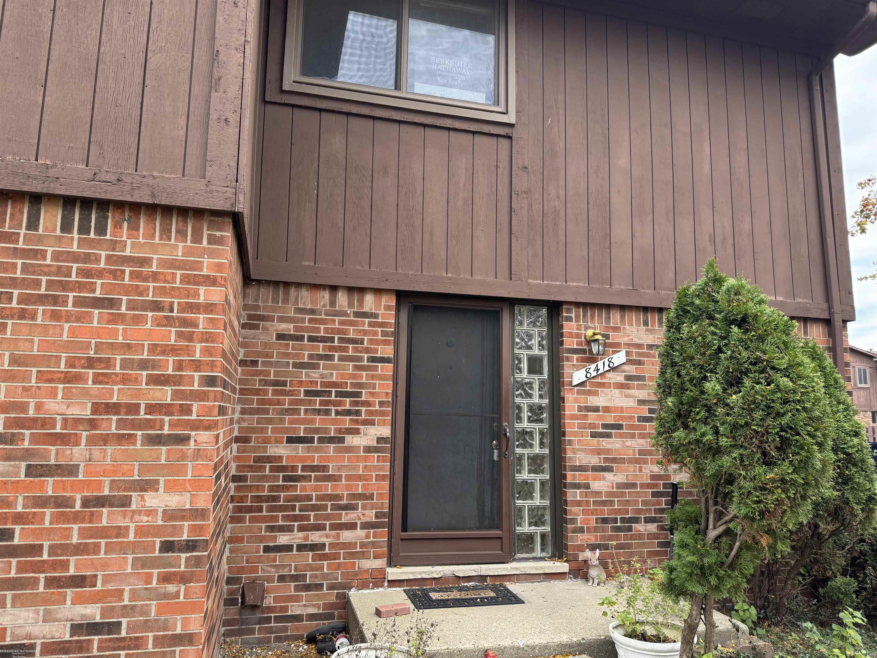 Sterling Heights, Michigan 48312, United States, 2 Bedrooms Bedrooms, ,2 BathroomsBathrooms,Residential,Pending,250651