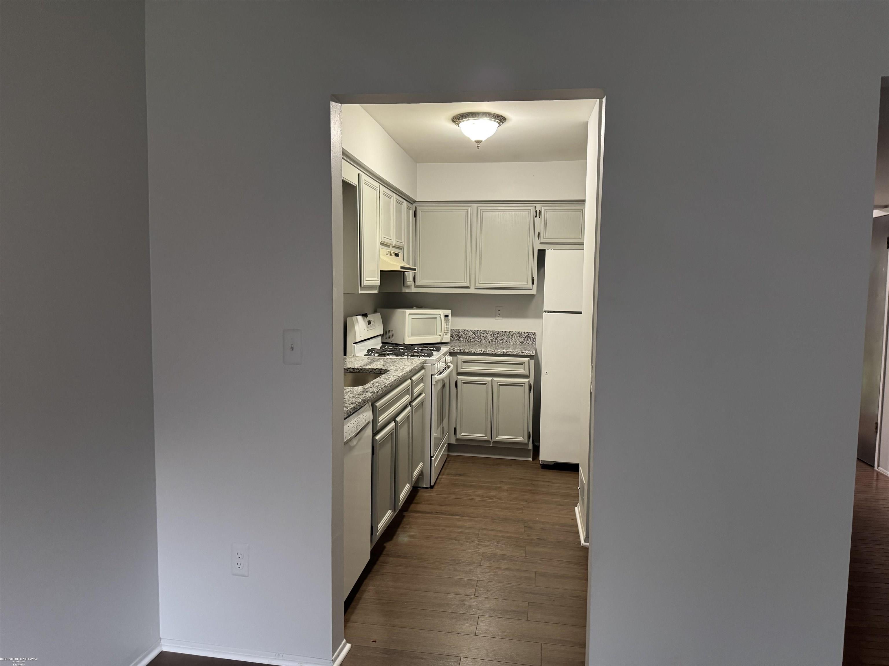 Sterling Heights, Michigan 48312, United States, 2 Bedrooms Bedrooms, ,2 BathroomsBathrooms,Residential,Pending,250651