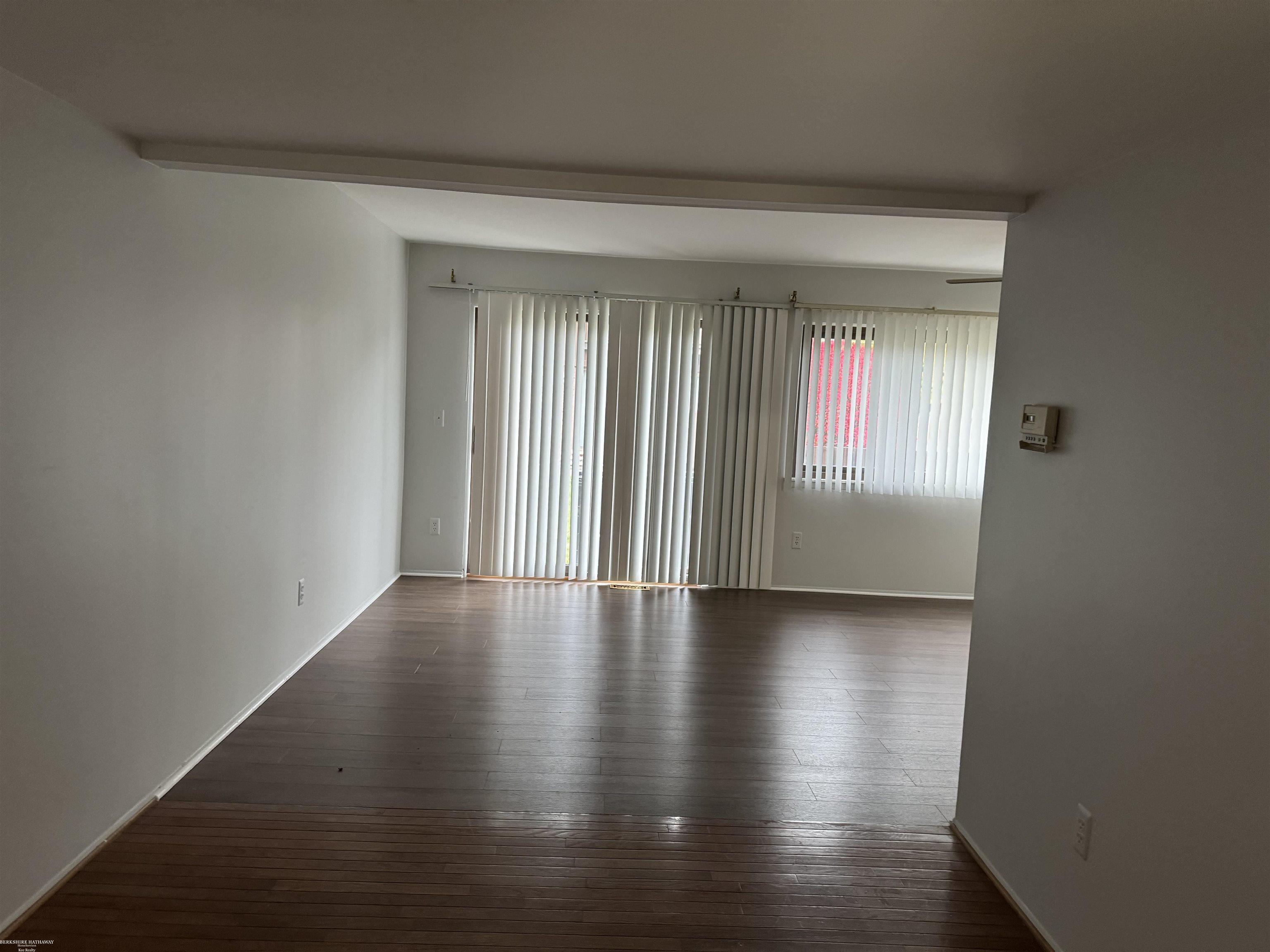 Sterling Heights, Michigan 48312, United States, 2 Bedrooms Bedrooms, ,2 BathroomsBathrooms,Residential,Pending,250651