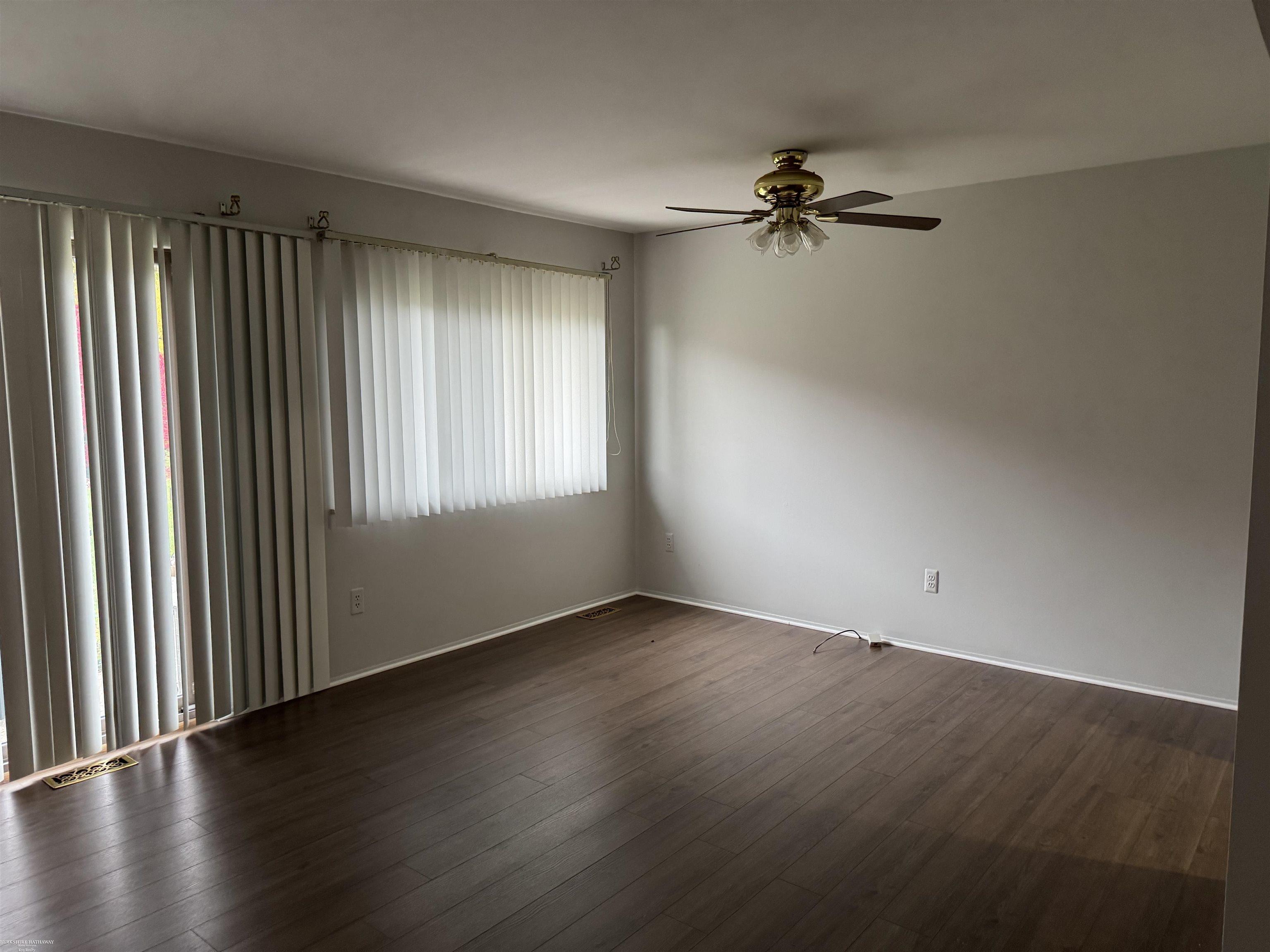 Sterling Heights, Michigan 48312, United States, 2 Bedrooms Bedrooms, ,2 BathroomsBathrooms,Residential,Pending,250651