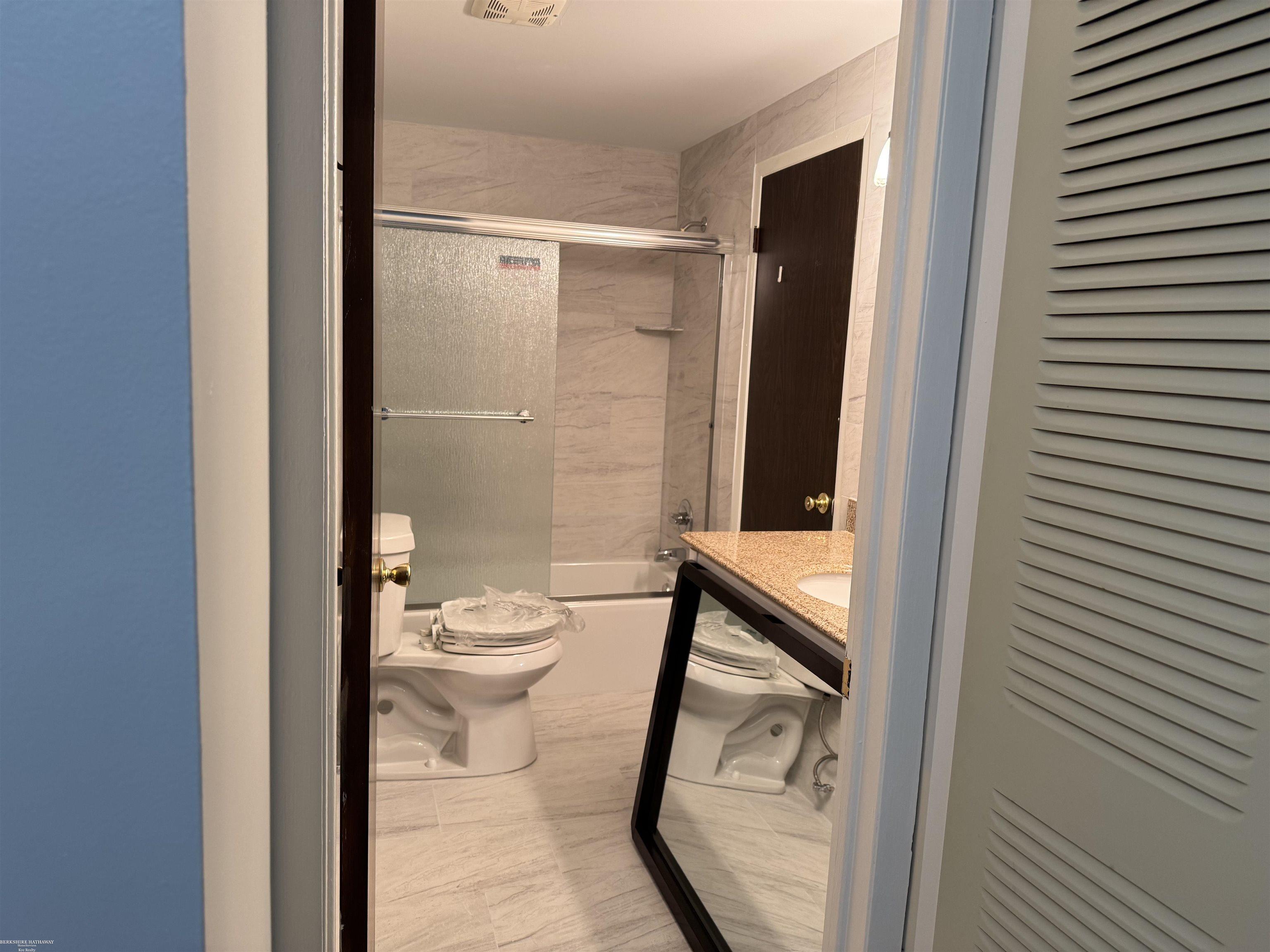 Sterling Heights, Michigan 48312, United States, 2 Bedrooms Bedrooms, ,2 BathroomsBathrooms,Residential,Pending,250651