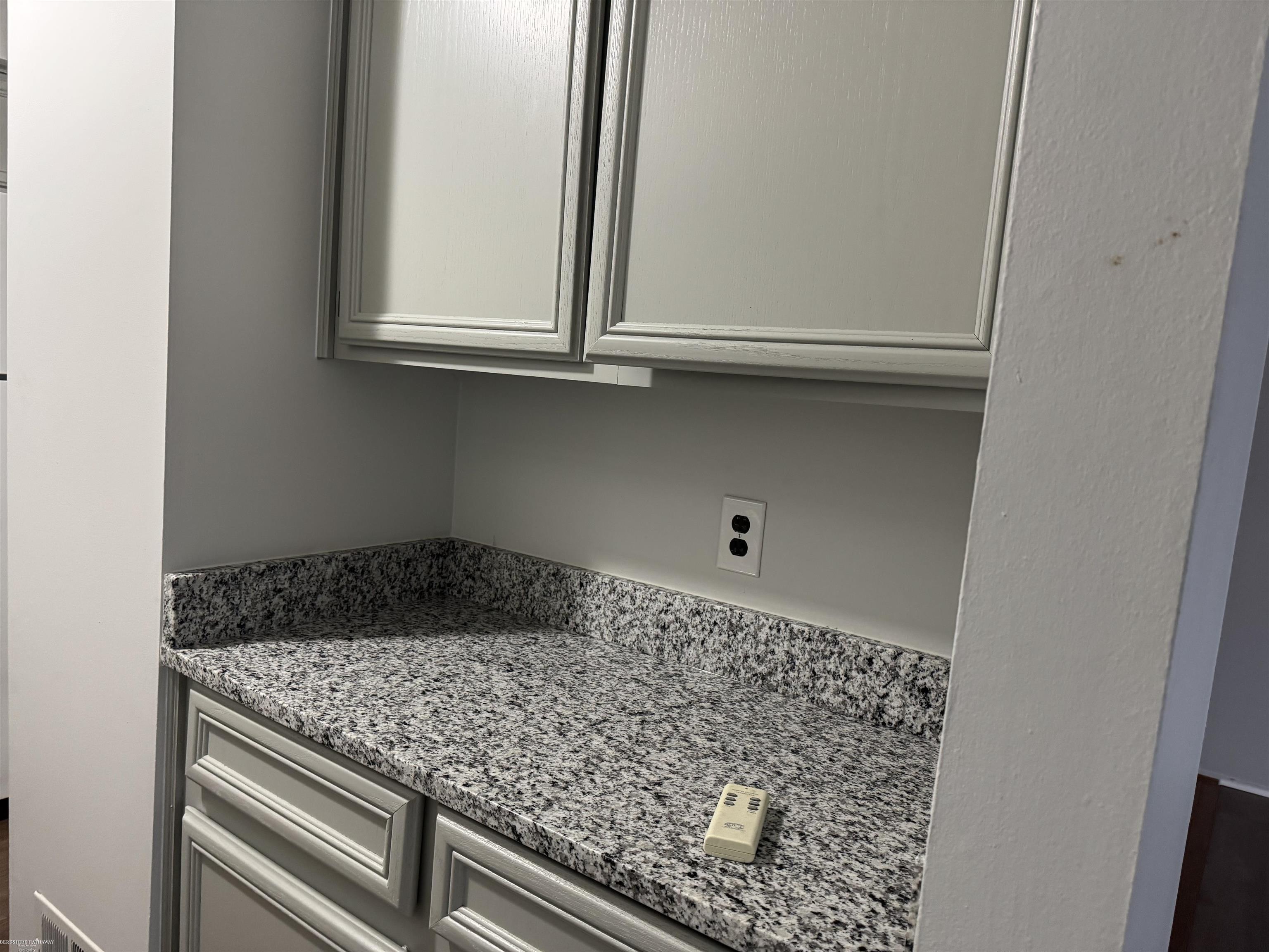 Sterling Heights, Michigan 48312, United States, 2 Bedrooms Bedrooms, ,2 BathroomsBathrooms,Residential,Pending,250651