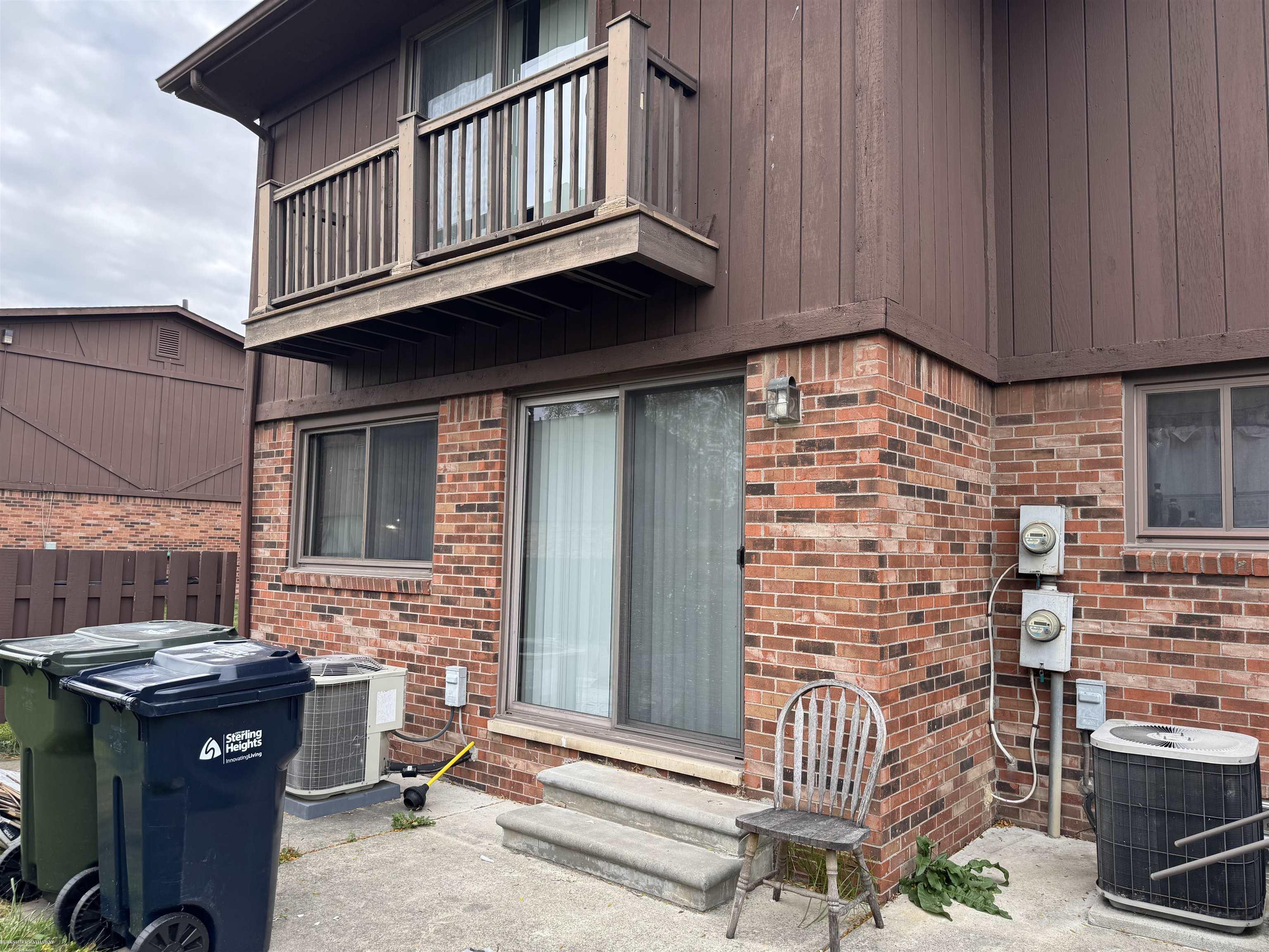 Sterling Heights, Michigan 48312, United States, 2 Bedrooms Bedrooms, ,2 BathroomsBathrooms,Residential,Pending,250651