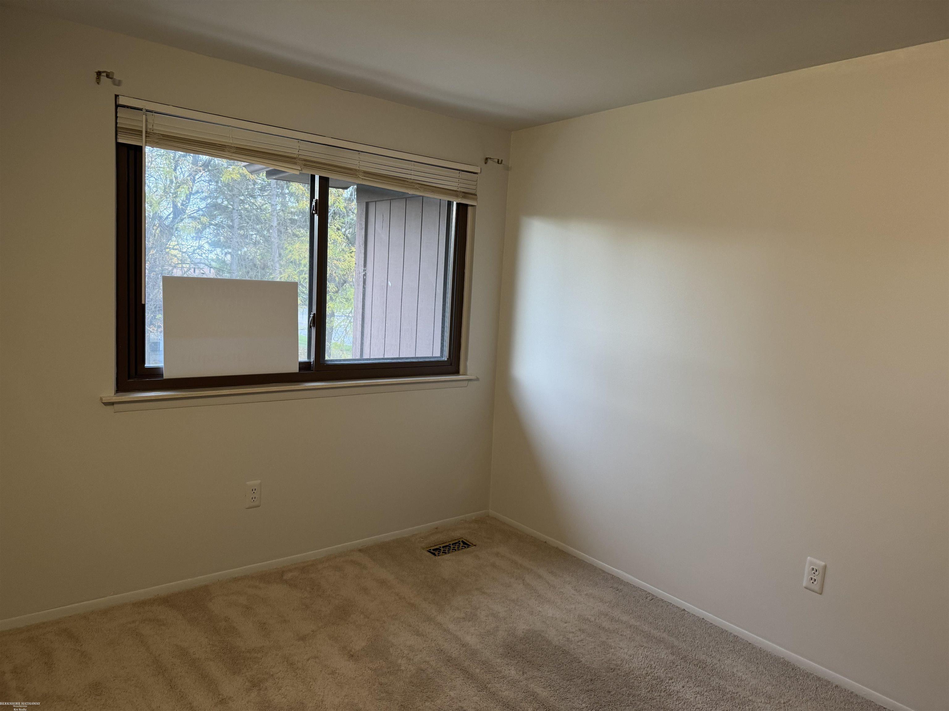 Sterling Heights, Michigan 48312, United States, 2 Bedrooms Bedrooms, ,2 BathroomsBathrooms,Residential,Pending,250651