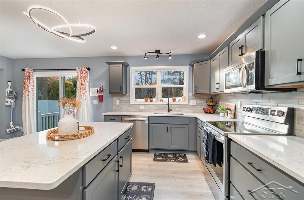 Midland, Michigan 48642, United States, 5 Bedrooms Bedrooms, ,3 BathroomsBathrooms,Residential,Active,234612