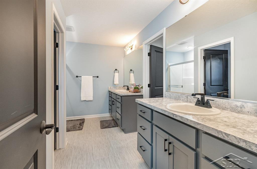 Midland, Michigan 48642, United States, 5 Bedrooms Bedrooms, ,3 BathroomsBathrooms,Residential,Active,234612