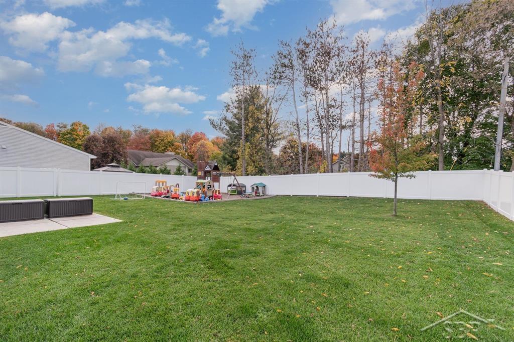 Midland, Michigan 48642, United States, 5 Bedrooms Bedrooms, ,3 BathroomsBathrooms,Residential,Active,234612