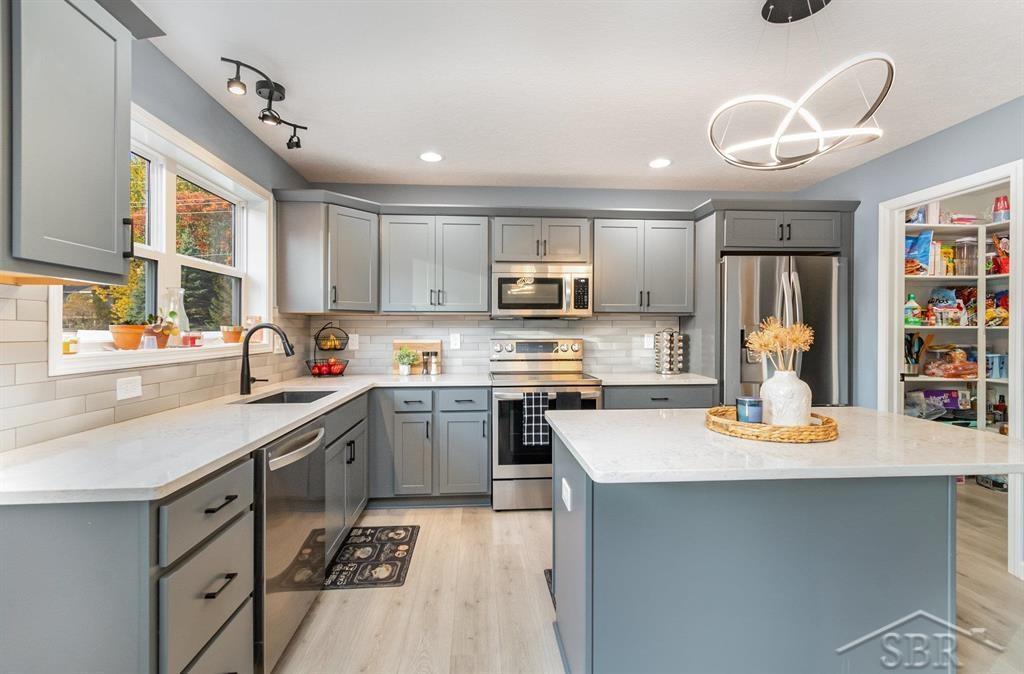 Midland, Michigan 48642, United States, 5 Bedrooms Bedrooms, ,3 BathroomsBathrooms,Residential,Active,234612