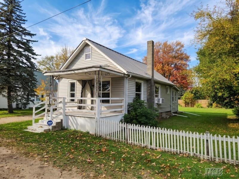 Photo of 108 PARK Lane, Beaverton, MI 48612 (MLS # 50225046)