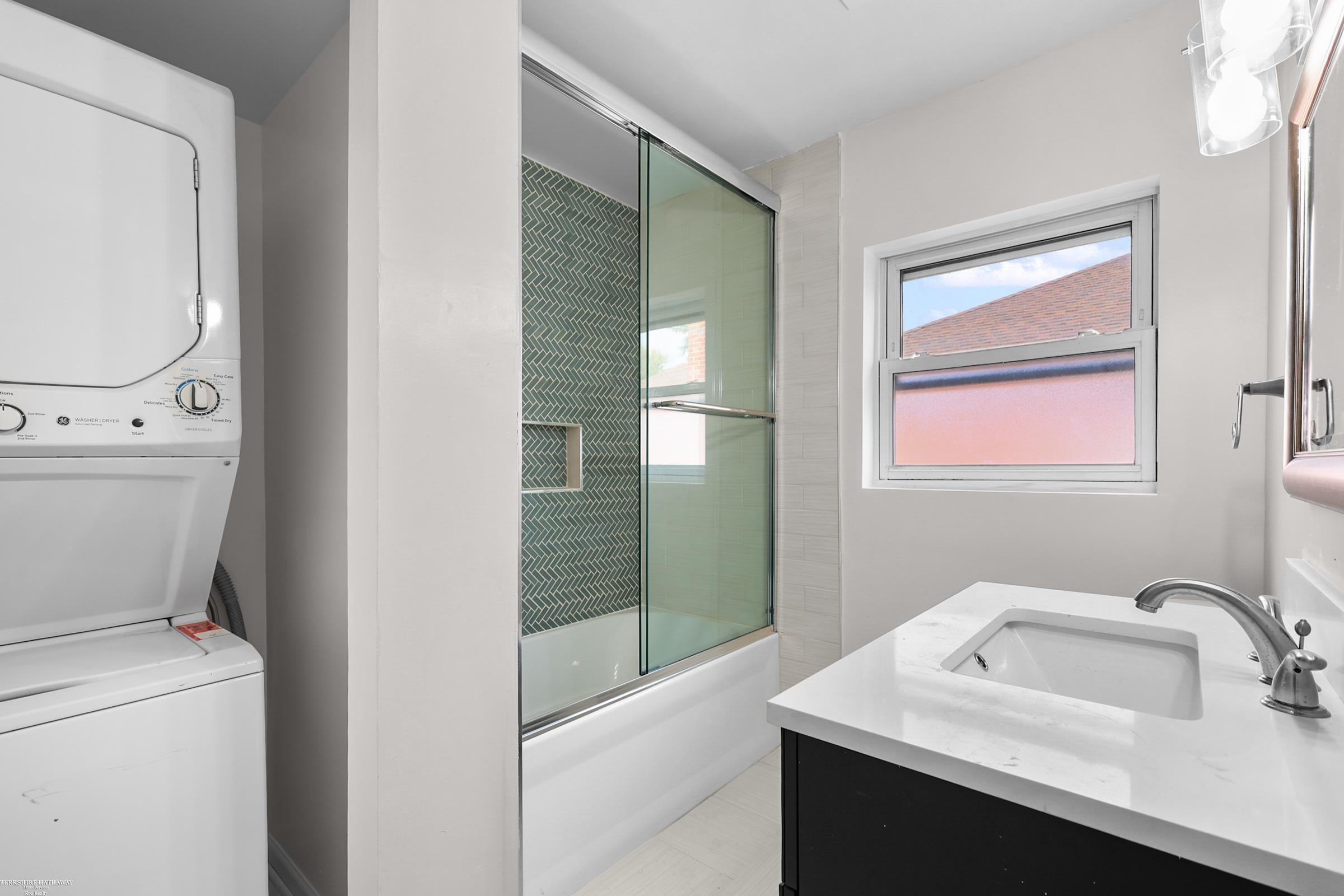 Detroit, Michigan 48235, United States, 3 Bedrooms Bedrooms, ,2 BathroomsBathrooms,Residential,Active,230893