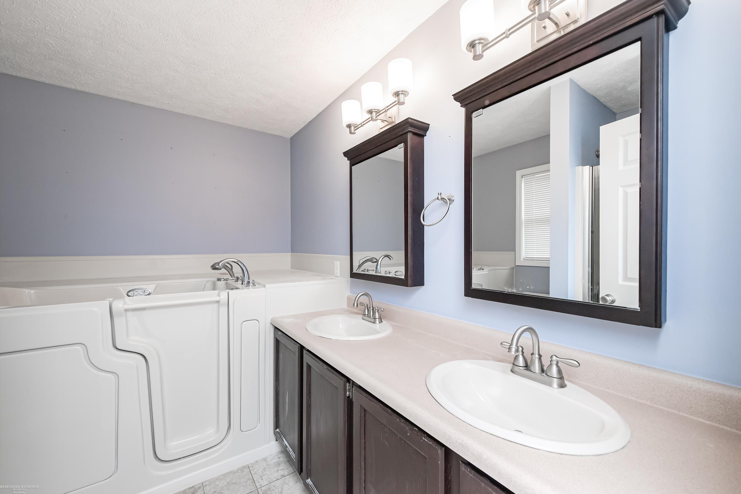 Macomb Twp, Michigan 48044, United States, 3 Bedrooms Bedrooms, ,3 BathroomsBathrooms,Residential,Pending,202044