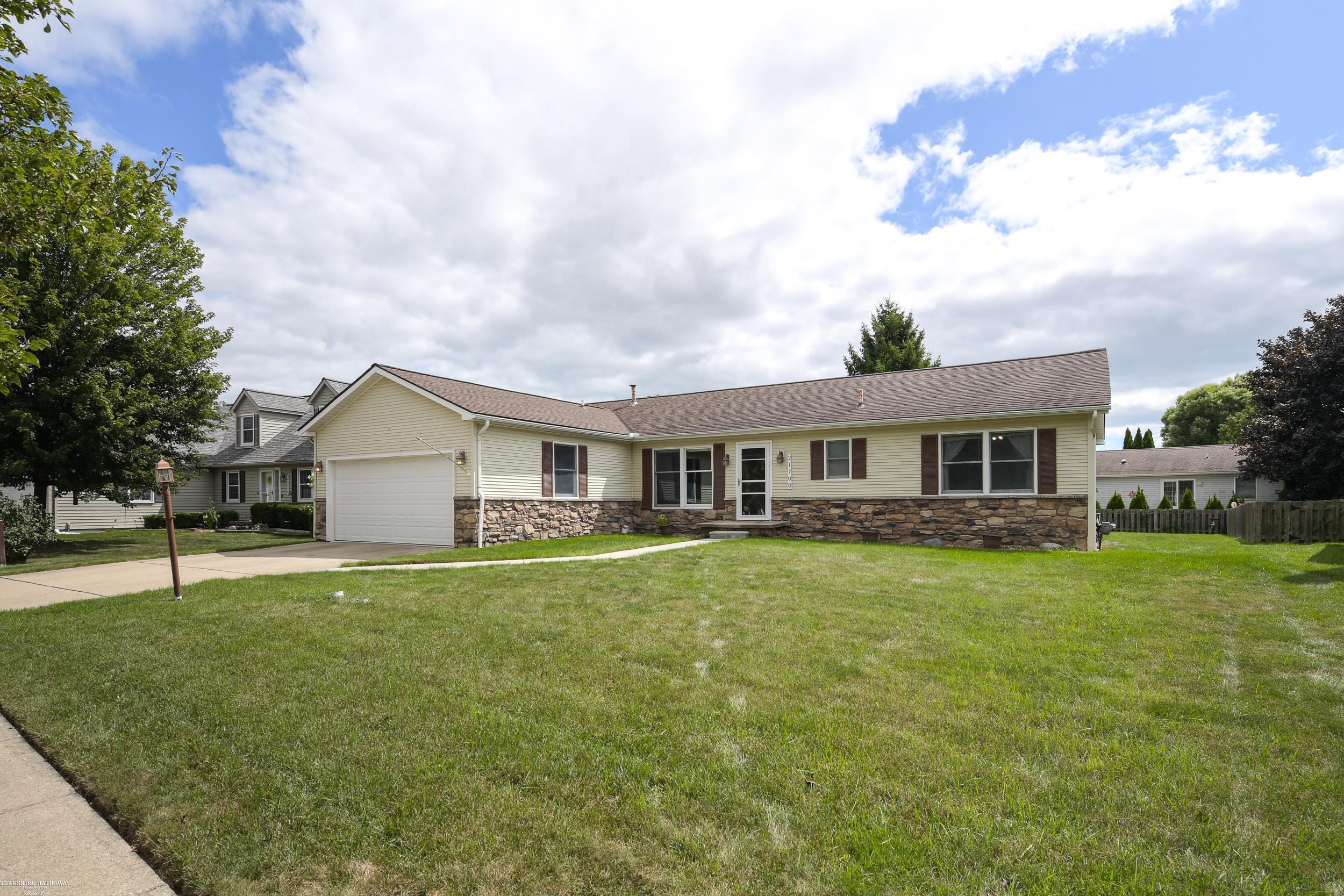 Macomb Twp, Michigan 48044, United States, 3 Bedrooms Bedrooms, ,3 BathroomsBathrooms,Residential,Pending,202044