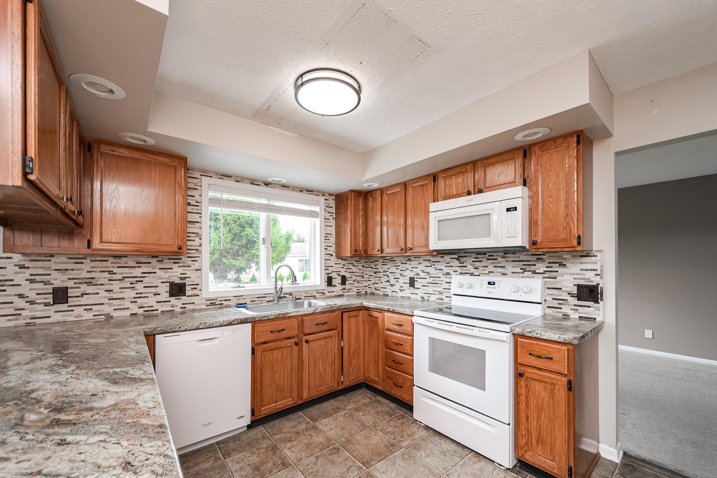 Macomb Twp, Michigan 48044, United States, 3 Bedrooms Bedrooms, ,3 BathroomsBathrooms,Residential,Pending,202044