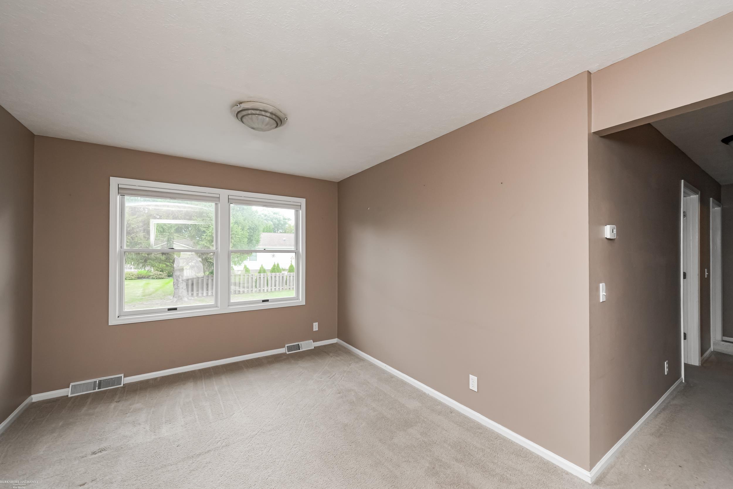 Macomb Twp, Michigan 48044, United States, 3 Bedrooms Bedrooms, ,3 BathroomsBathrooms,Residential,Pending,202044