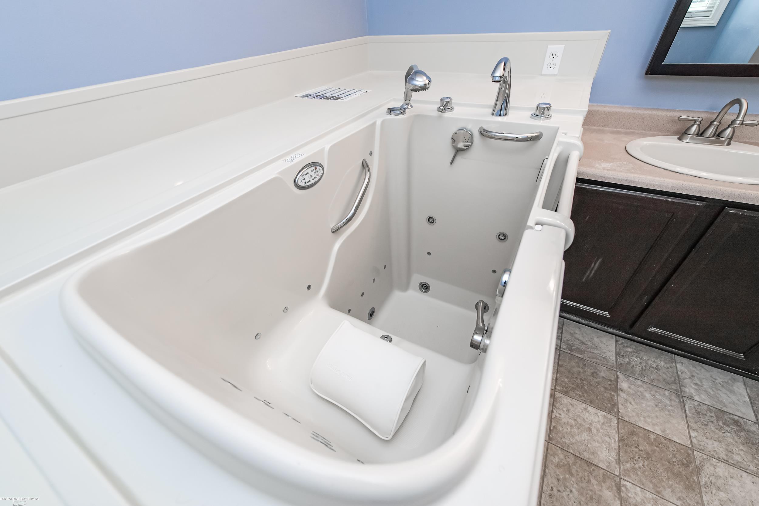 Macomb Twp, Michigan 48044, United States, 3 Bedrooms Bedrooms, ,3 BathroomsBathrooms,Residential,Pending,202044