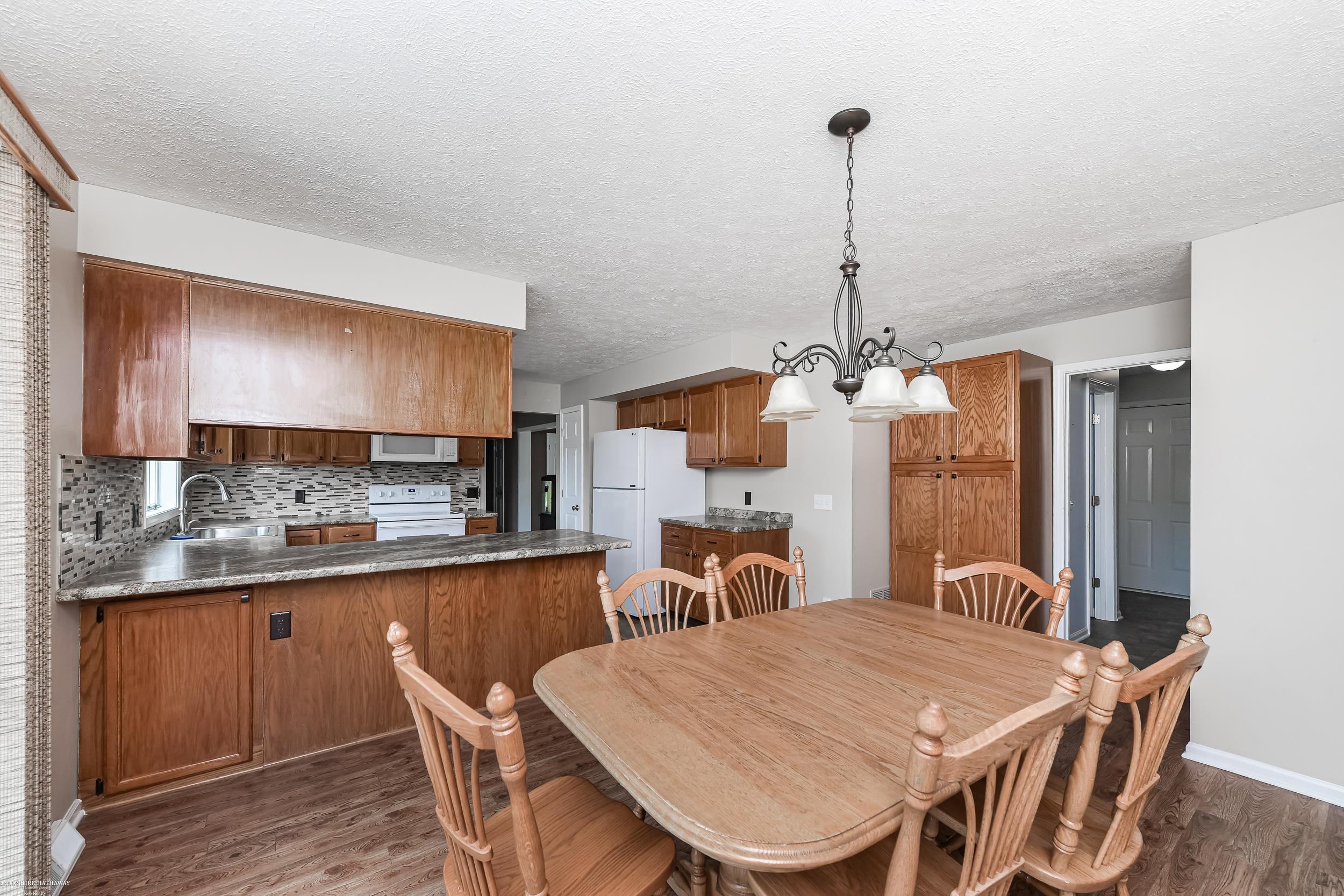 Macomb Twp, Michigan 48044, United States, 3 Bedrooms Bedrooms, ,3 BathroomsBathrooms,Residential,Pending,202044