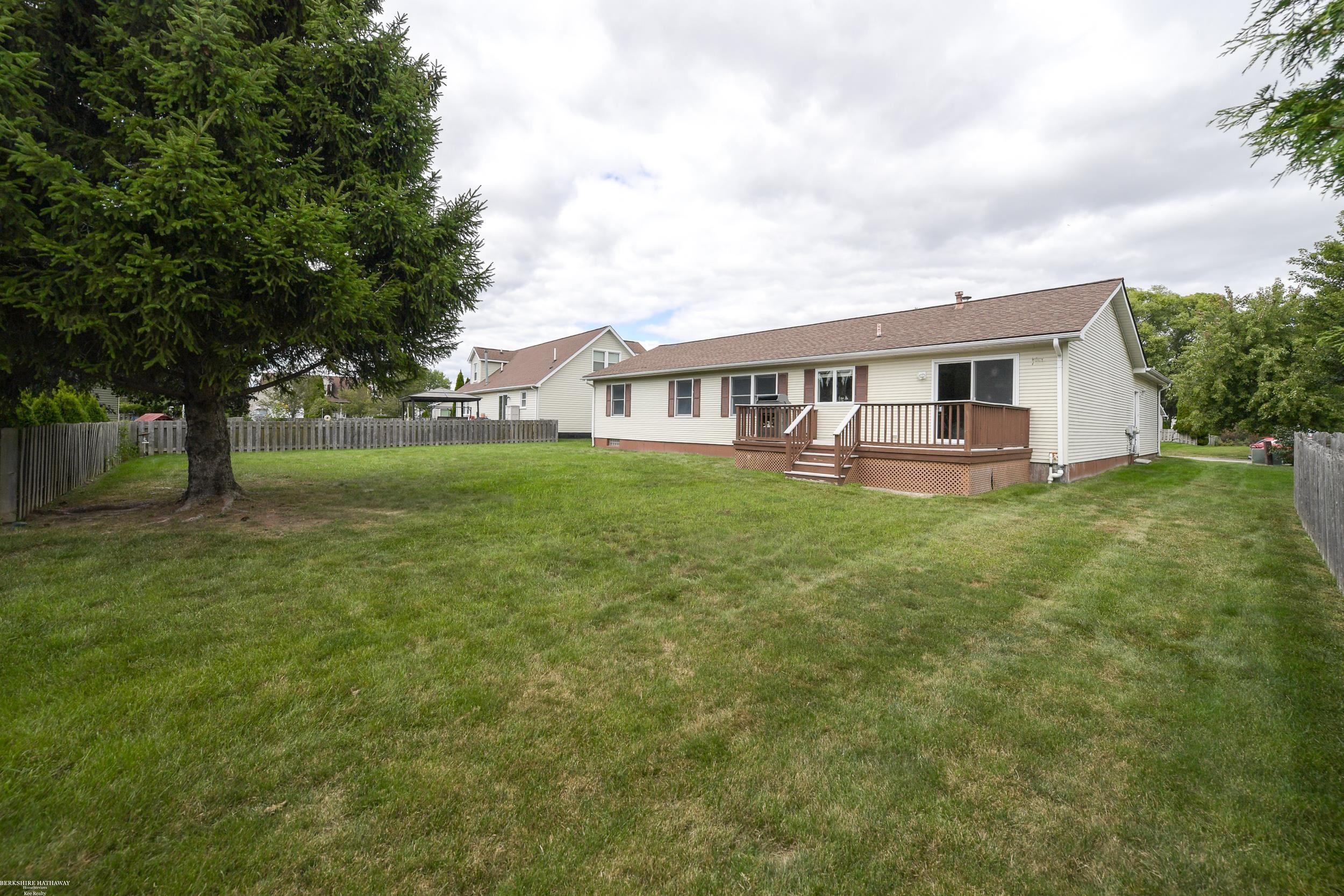 Macomb Twp, Michigan 48044, United States, 3 Bedrooms Bedrooms, ,3 BathroomsBathrooms,Residential,Pending,202044