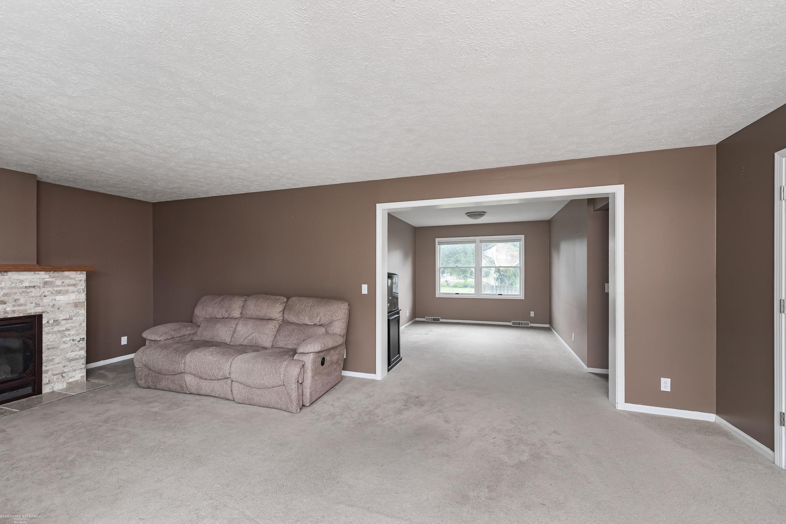 Macomb Twp, Michigan 48044, United States, 3 Bedrooms Bedrooms, ,3 BathroomsBathrooms,Residential,Pending,202044