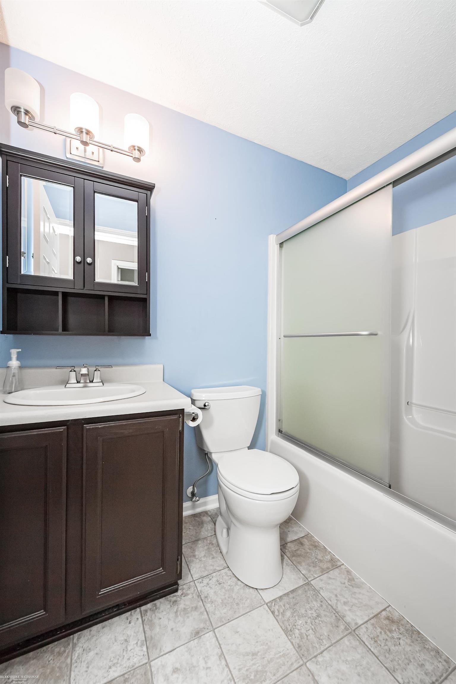 Macomb Twp, Michigan 48044, United States, 3 Bedrooms Bedrooms, ,3 BathroomsBathrooms,Residential,Pending,202044