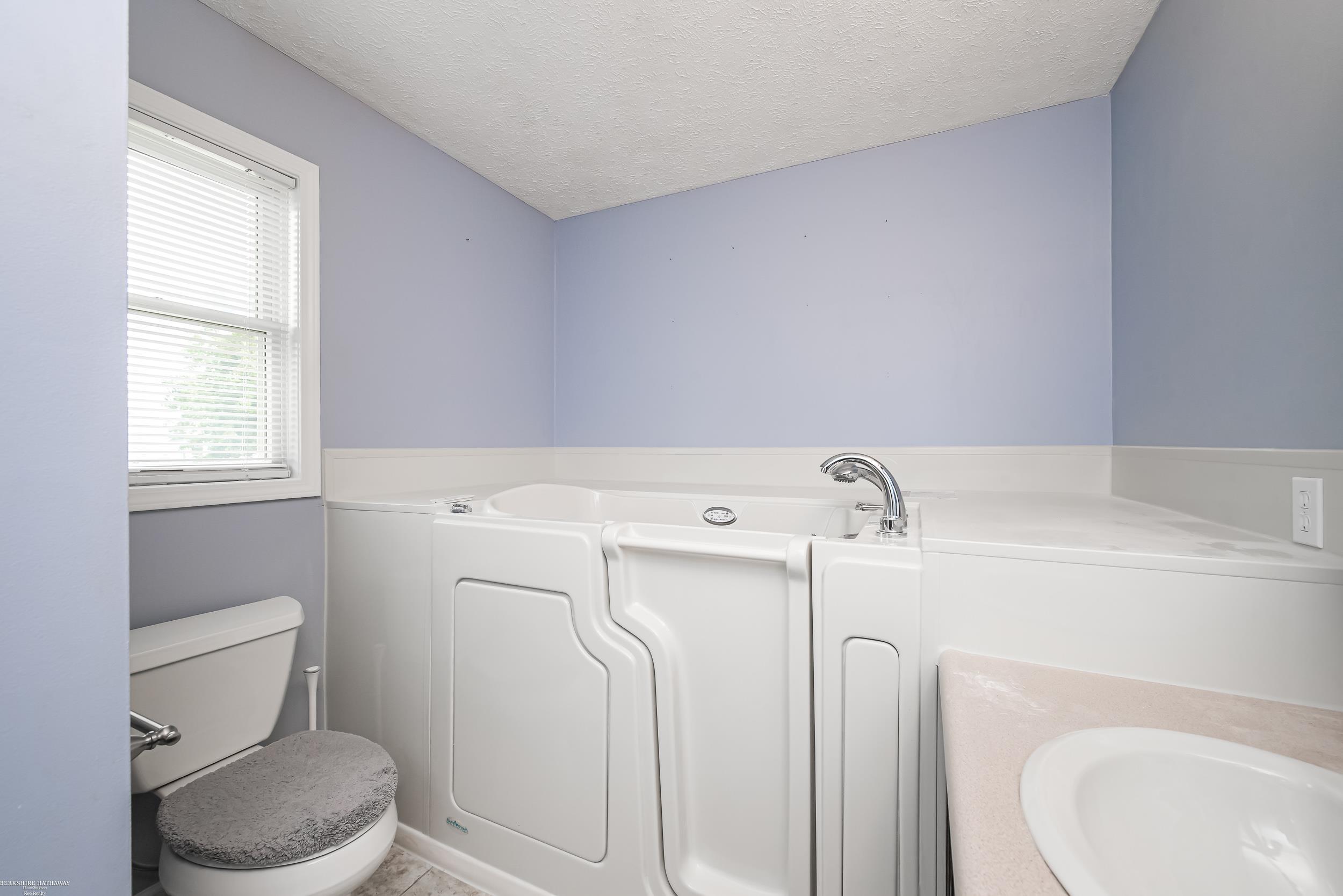 Macomb Twp, Michigan 48044, United States, 3 Bedrooms Bedrooms, ,3 BathroomsBathrooms,Residential,Pending,202044