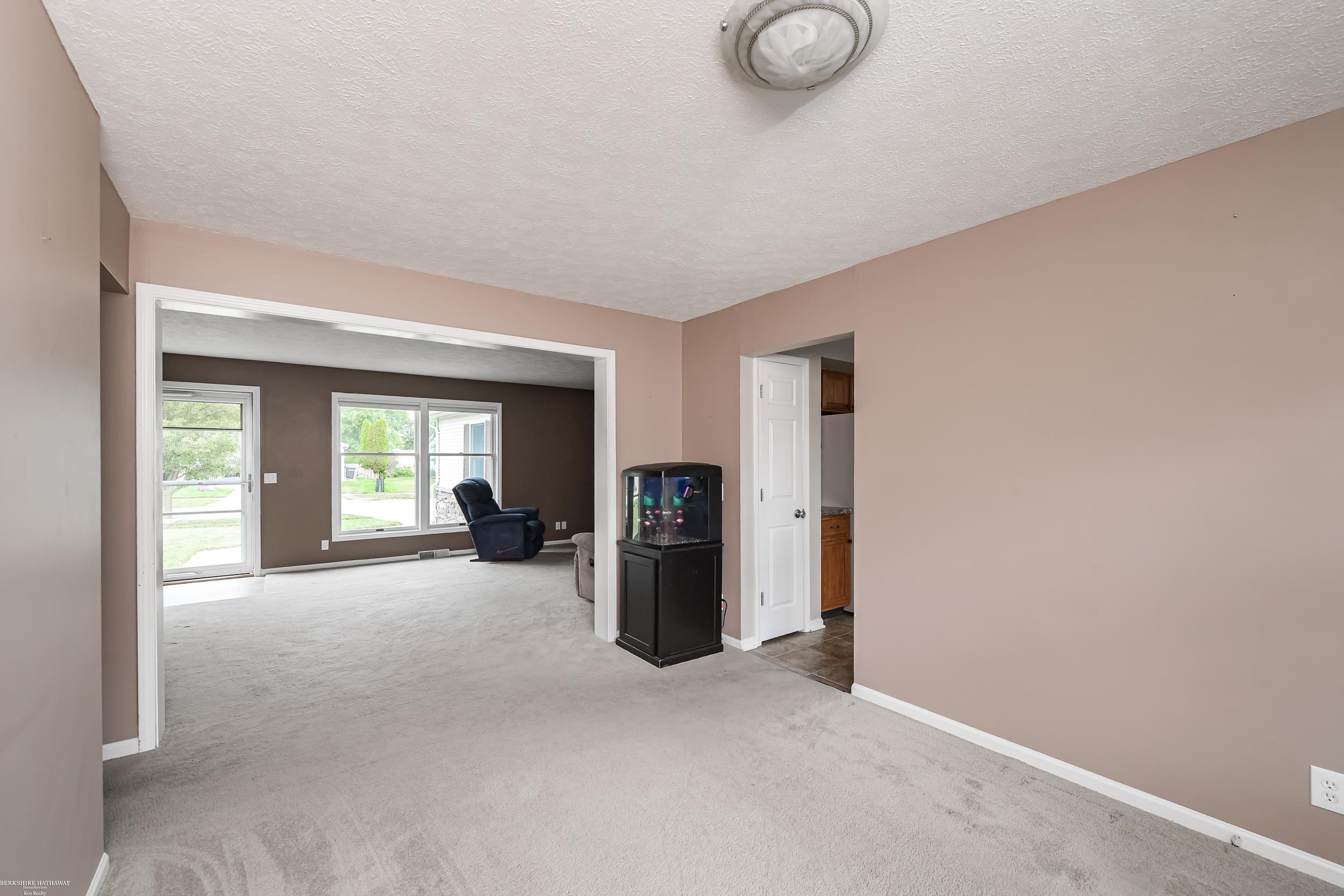 Macomb Twp, Michigan 48044, United States, 3 Bedrooms Bedrooms, ,3 BathroomsBathrooms,Residential,Pending,202044