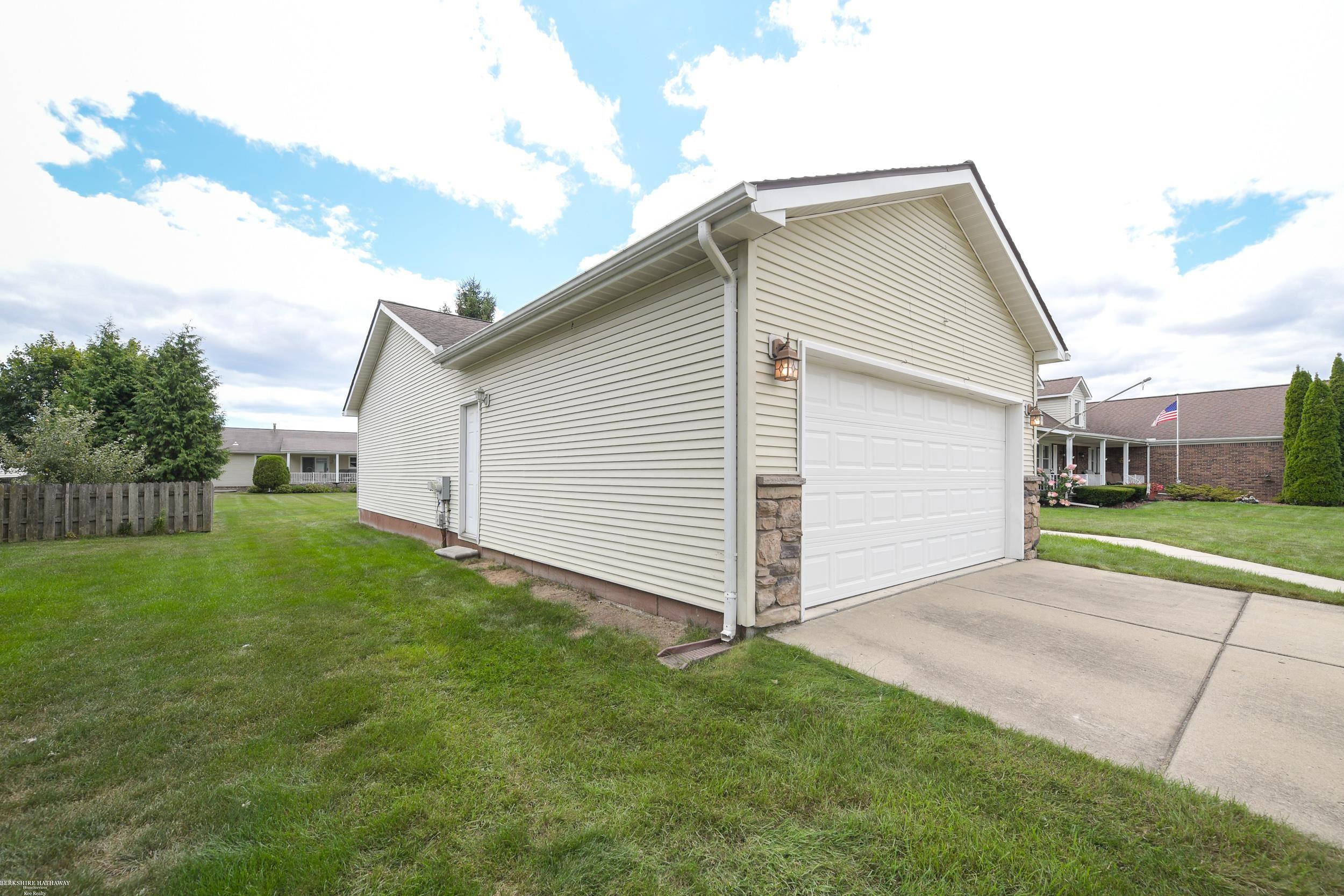 Macomb Twp, Michigan 48044, United States, 3 Bedrooms Bedrooms, ,3 BathroomsBathrooms,Residential,Pending,202044