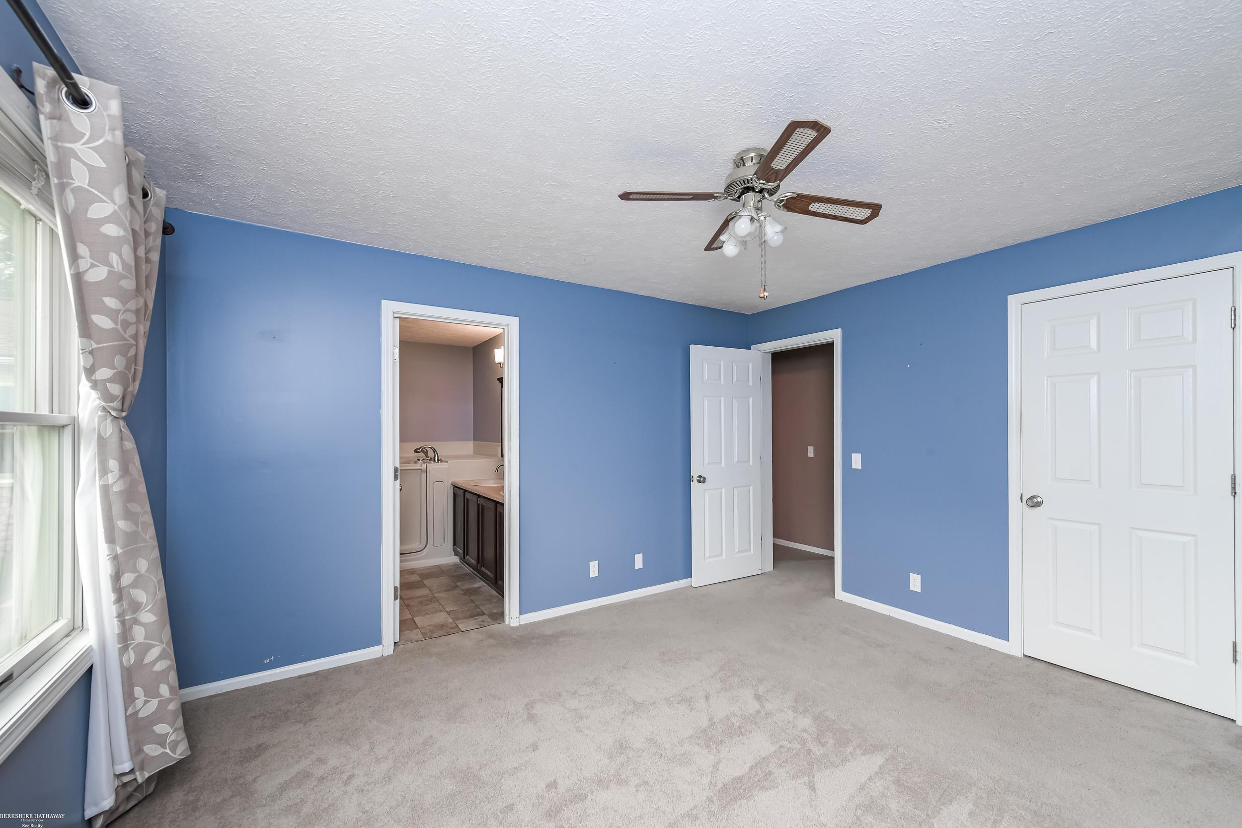 Macomb Twp, Michigan 48044, United States, 3 Bedrooms Bedrooms, ,3 BathroomsBathrooms,Residential,Pending,202044