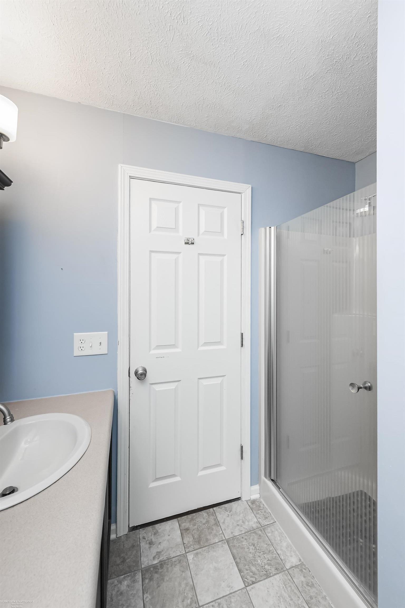 Macomb Twp, Michigan 48044, United States, 3 Bedrooms Bedrooms, ,3 BathroomsBathrooms,Residential,Pending,202044