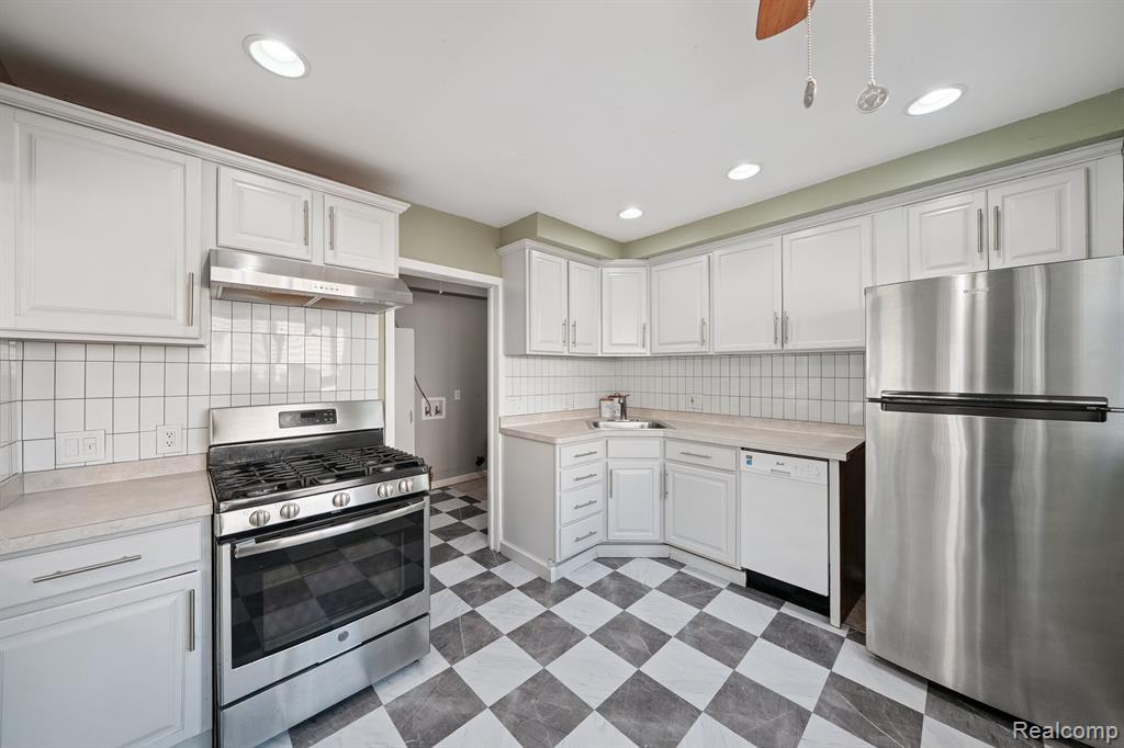 Madison Heights, Michigan 48071, United States, 3 Bedrooms Bedrooms, ,2 BathroomsBathrooms,Residential,Pending,209846