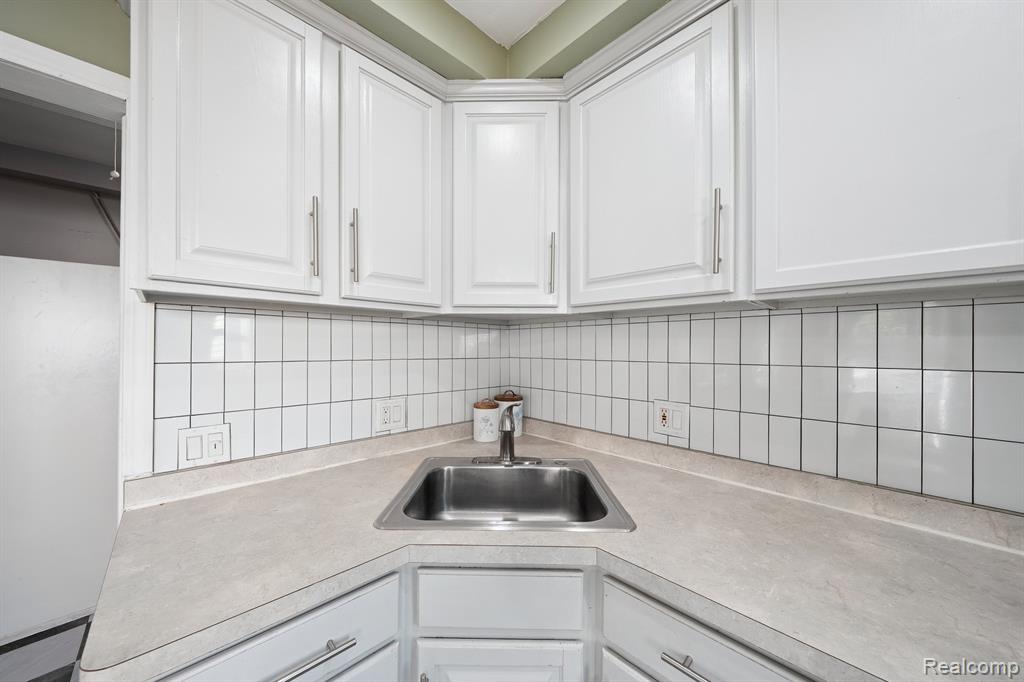 Madison Heights, Michigan 48071, United States, 3 Bedrooms Bedrooms, ,2 BathroomsBathrooms,Residential,Pending,209846