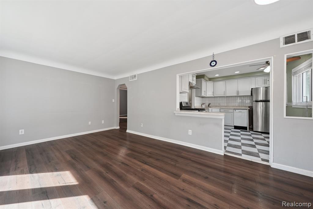 Madison Heights, Michigan 48071, United States, 3 Bedrooms Bedrooms, ,2 BathroomsBathrooms,Residential,Pending,209846