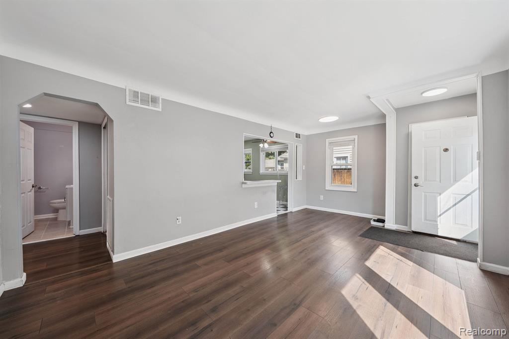 Madison Heights, Michigan 48071, United States, 3 Bedrooms Bedrooms, ,2 BathroomsBathrooms,Residential,Pending,209846