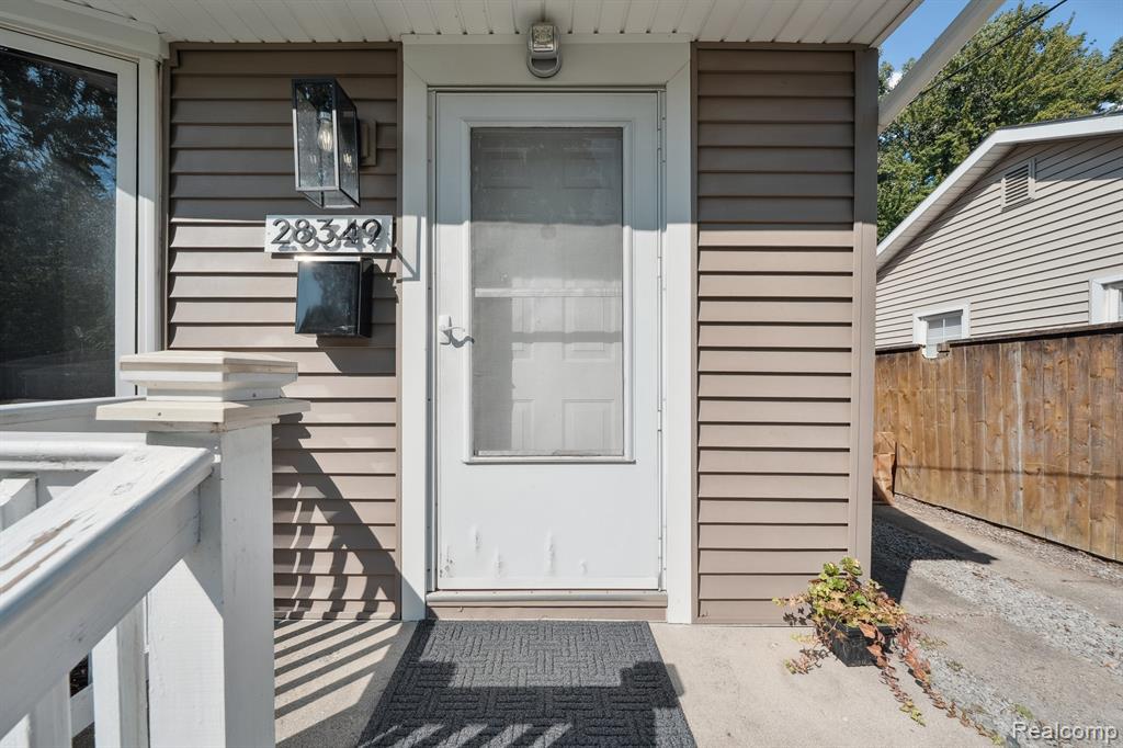 Madison Heights, Michigan 48071, United States, 3 Bedrooms Bedrooms, ,2 BathroomsBathrooms,Residential,Pending,209846