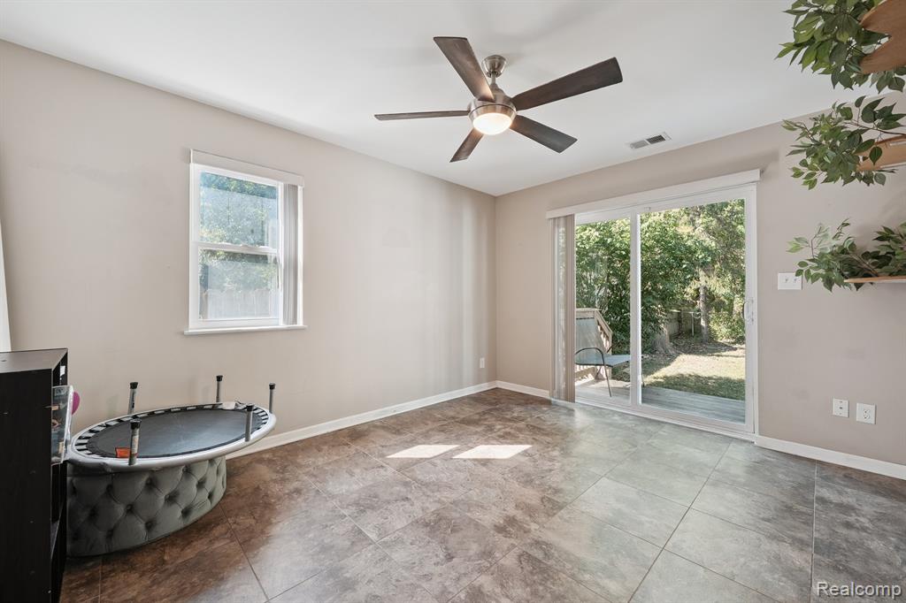 Madison Heights, Michigan 48071, United States, 3 Bedrooms Bedrooms, ,2 BathroomsBathrooms,Residential,Pending,209846