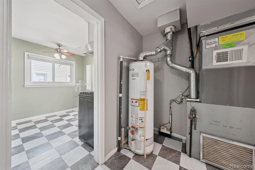 Madison Heights, Michigan 48071, United States, 3 Bedrooms Bedrooms, ,2 BathroomsBathrooms,Residential,Pending,209846