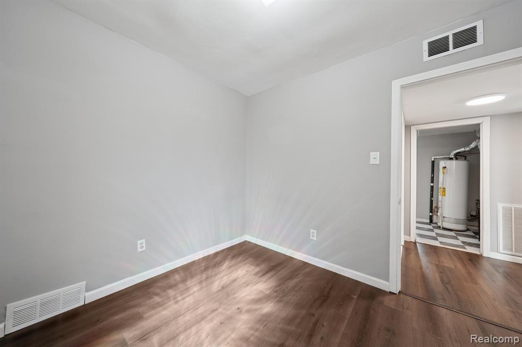 Madison Heights, Michigan 48071, United States, 3 Bedrooms Bedrooms, ,2 BathroomsBathrooms,Residential,Pending,209846