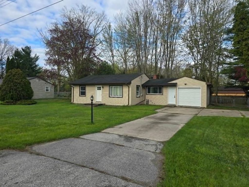 Photo of 130 W Harcourt Drive, Saginaw, MI 48609 (MLS # 50206160)